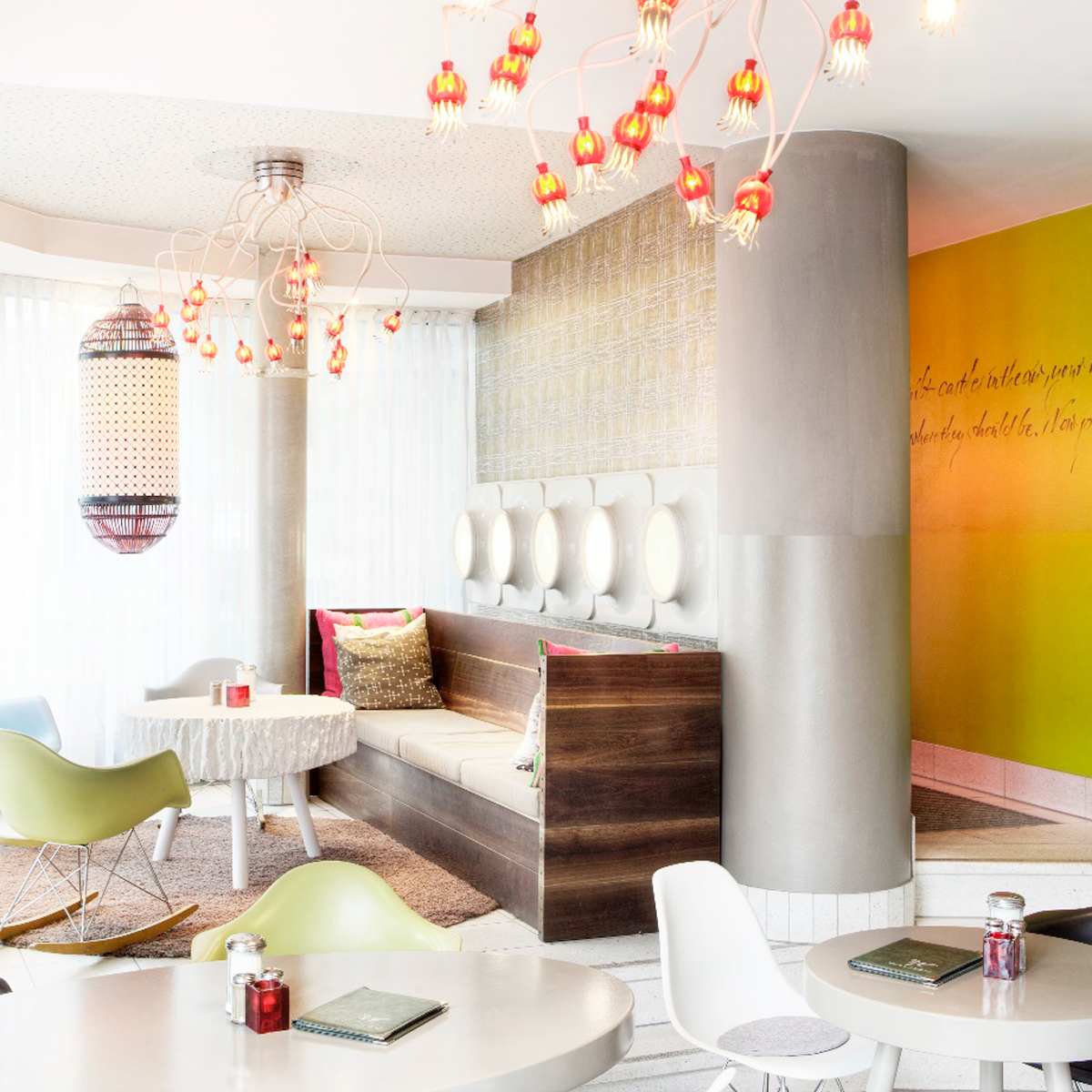 Serien.lighting Poppy Wall / Ceiling 15 Wand- / Deckenleuchte, Arme: beige, Schirme: rubinrot