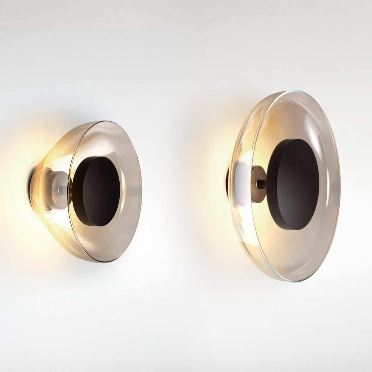 Marset Aura LED Wandleuchte und Aura Plus LED Wand- / Deckenleuchte, fumé (Rauchglas)