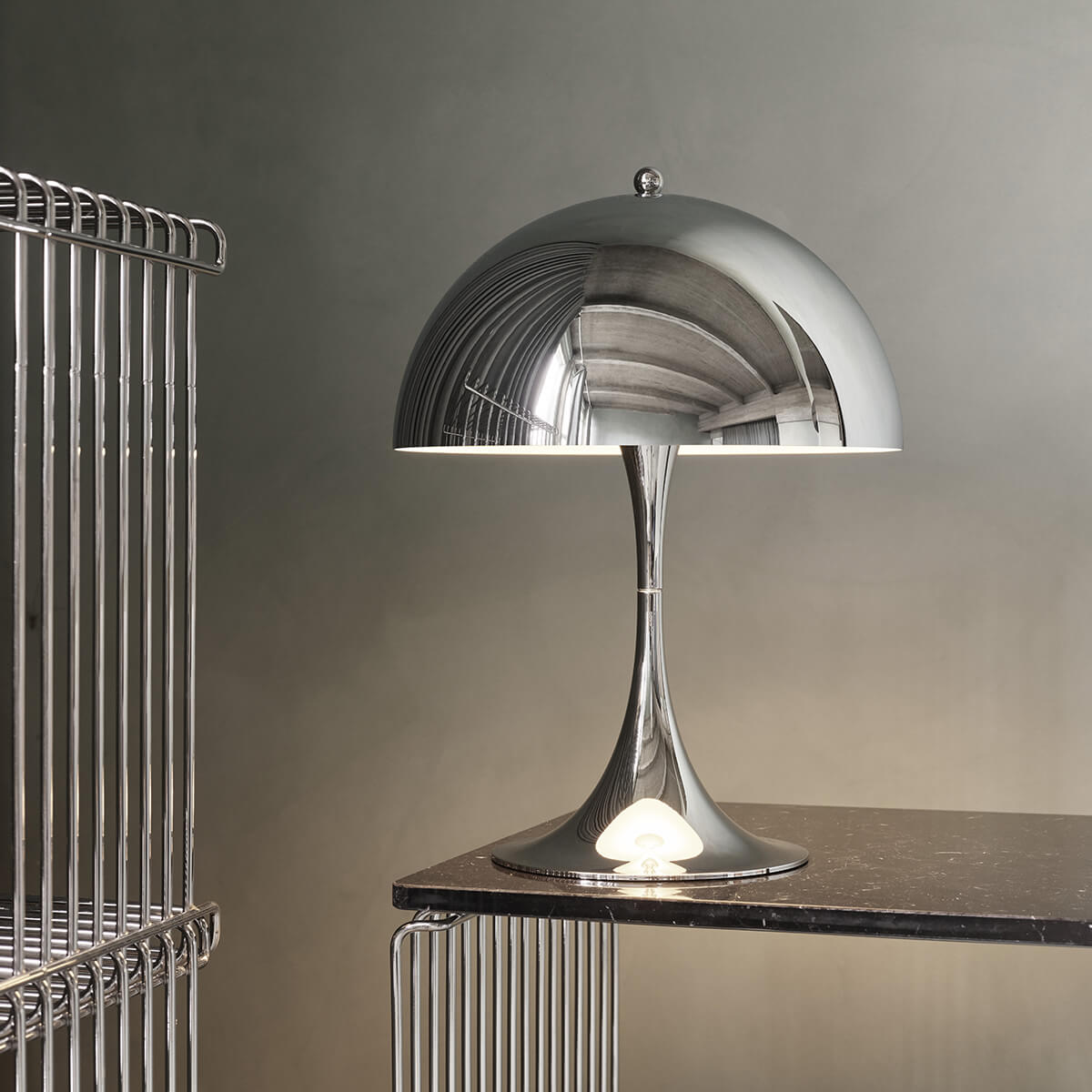 Louis Poulsen Panthella 250 LED Tischleuchte, Chrom – Design by Verner Panton