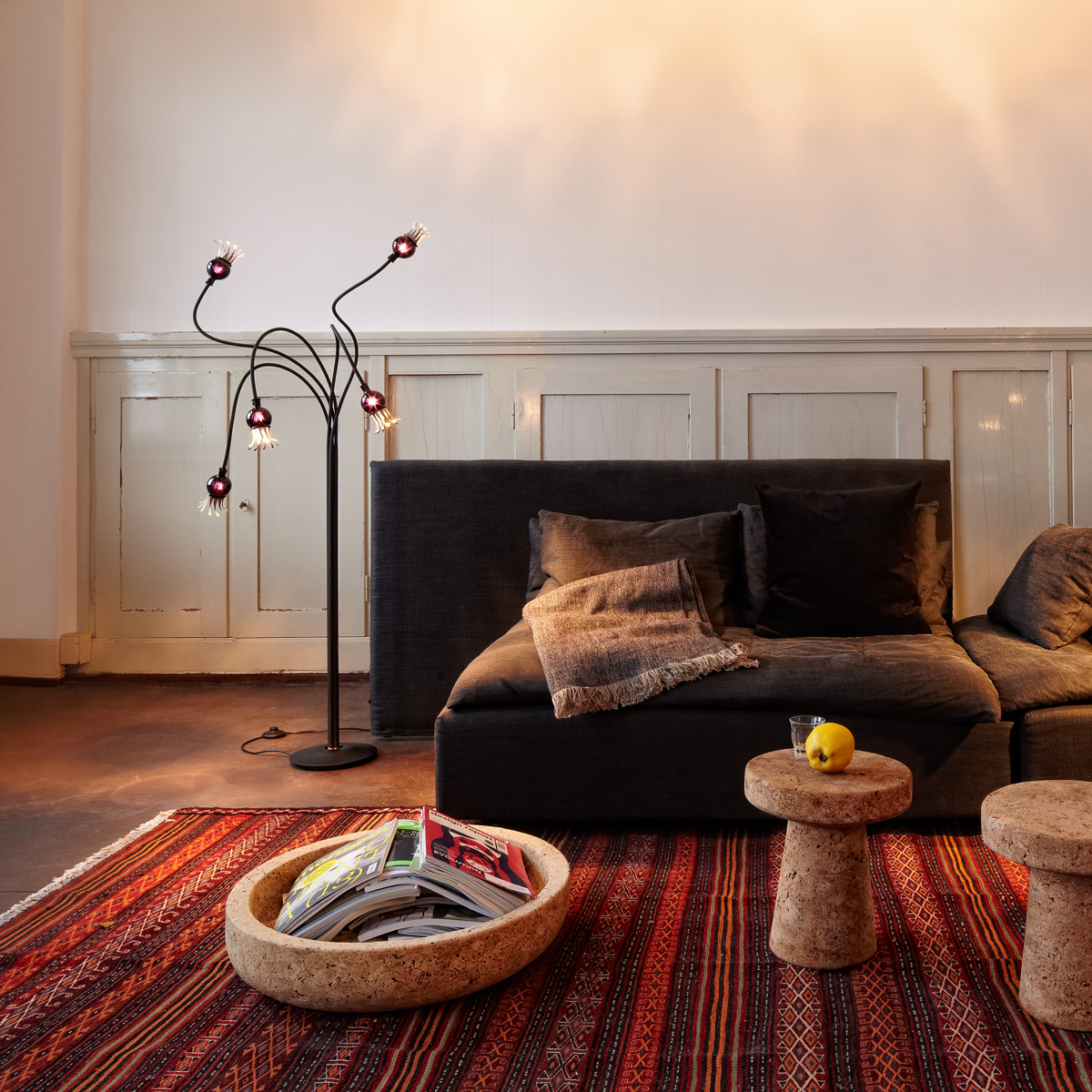 Serien.lighting Poppy Floor 5 Stehleuchte, Schirme: violett, Arme: schwarz