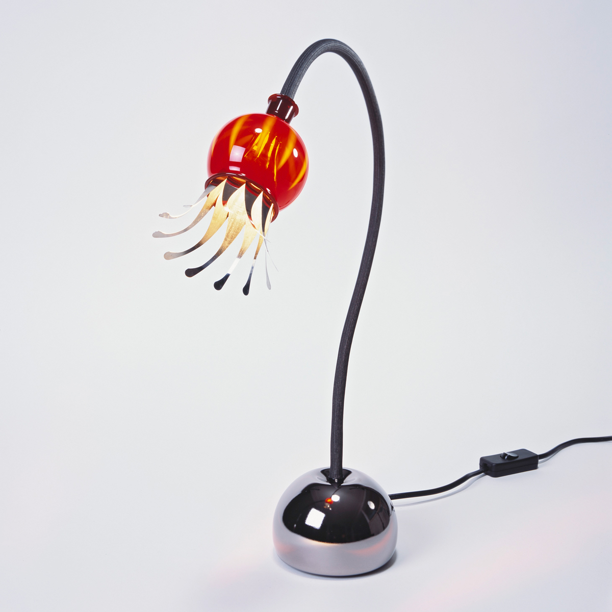 Serien.lighting Poppy Table Tischleuchte, Schirm: rubinrot, Arm: schwarz