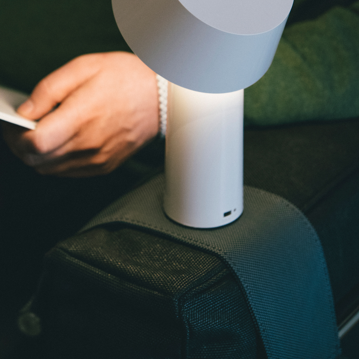 Marset Bicoca Tischeleuchte, hellblau, mit Sofa-Accessoire für Bicoca Sofa-Accessoire für Bicoca