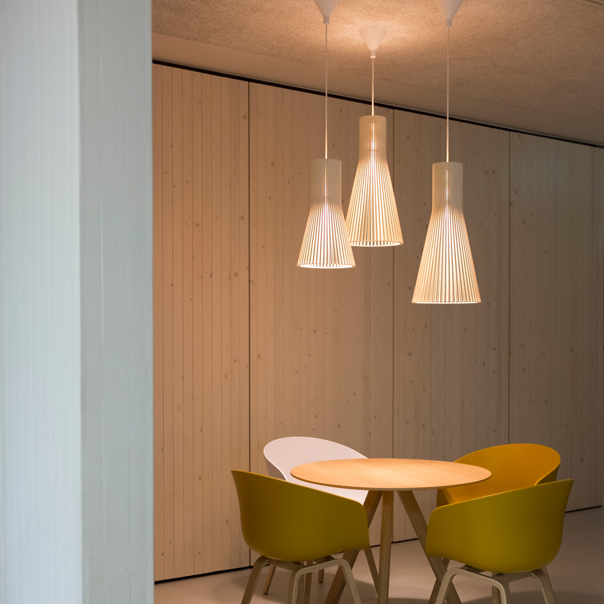 Secto Design Secto Small 4201 Pendelleuchte und Secto 4200 Pendelleuchte, weiß laminiert, Kabel: weiß