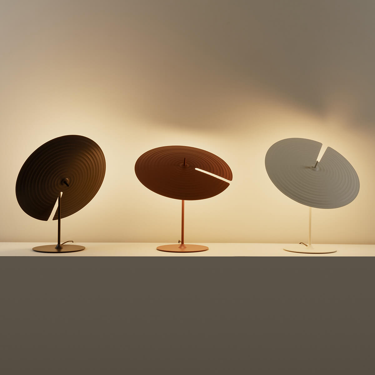 Milan Symphony Tischleuchte, Schirm Ø: 45 cm, anthrazitgrau, Kupfer und nerzfarben (v.l.n.r.)