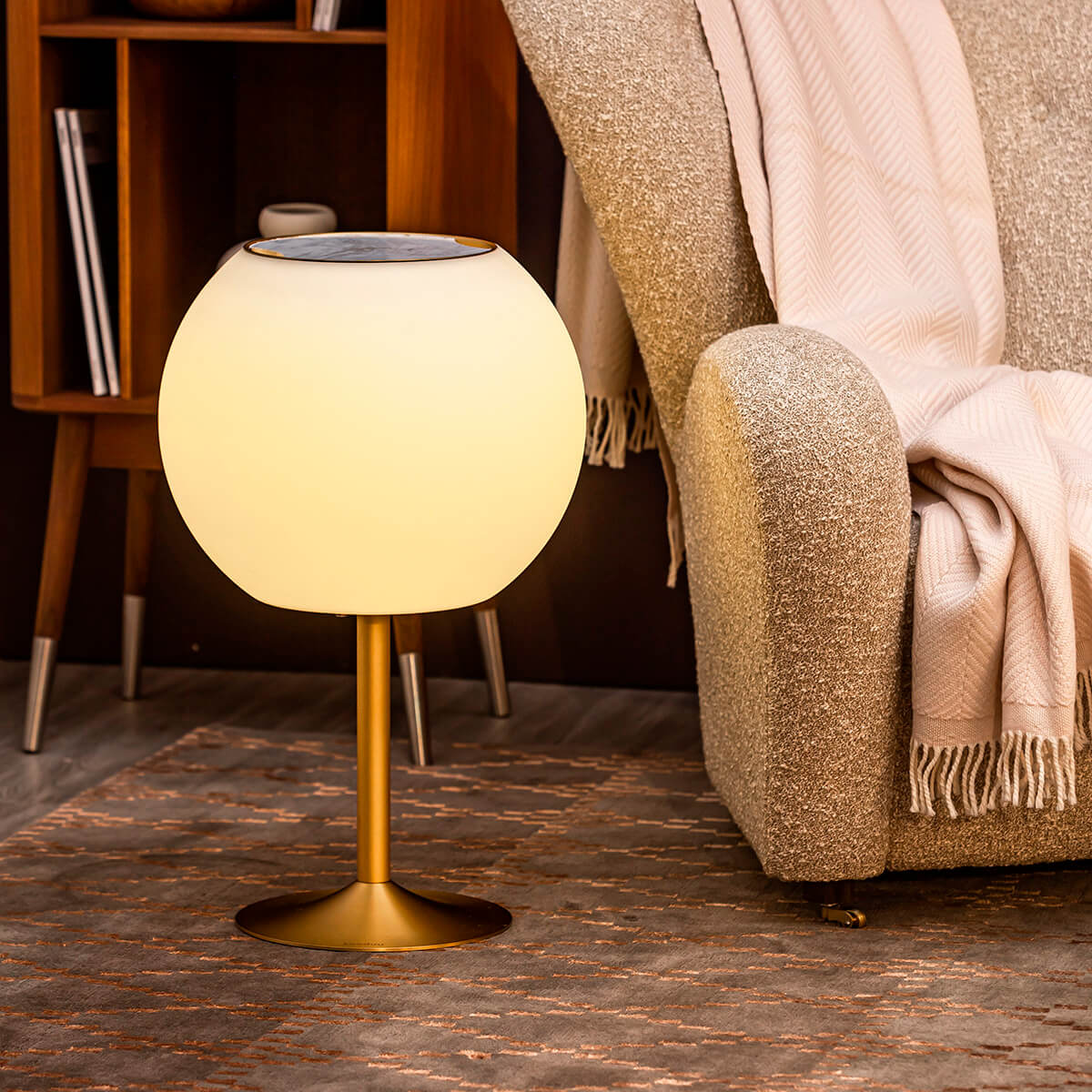 Kooduu Sphere Extender L, Messing, mit Sphere LED Akkuleuchte, Bluetooth Lautsprecher & Weinkühler, schwerer Grundplatte und Marmorplatte (separat erhältlich)