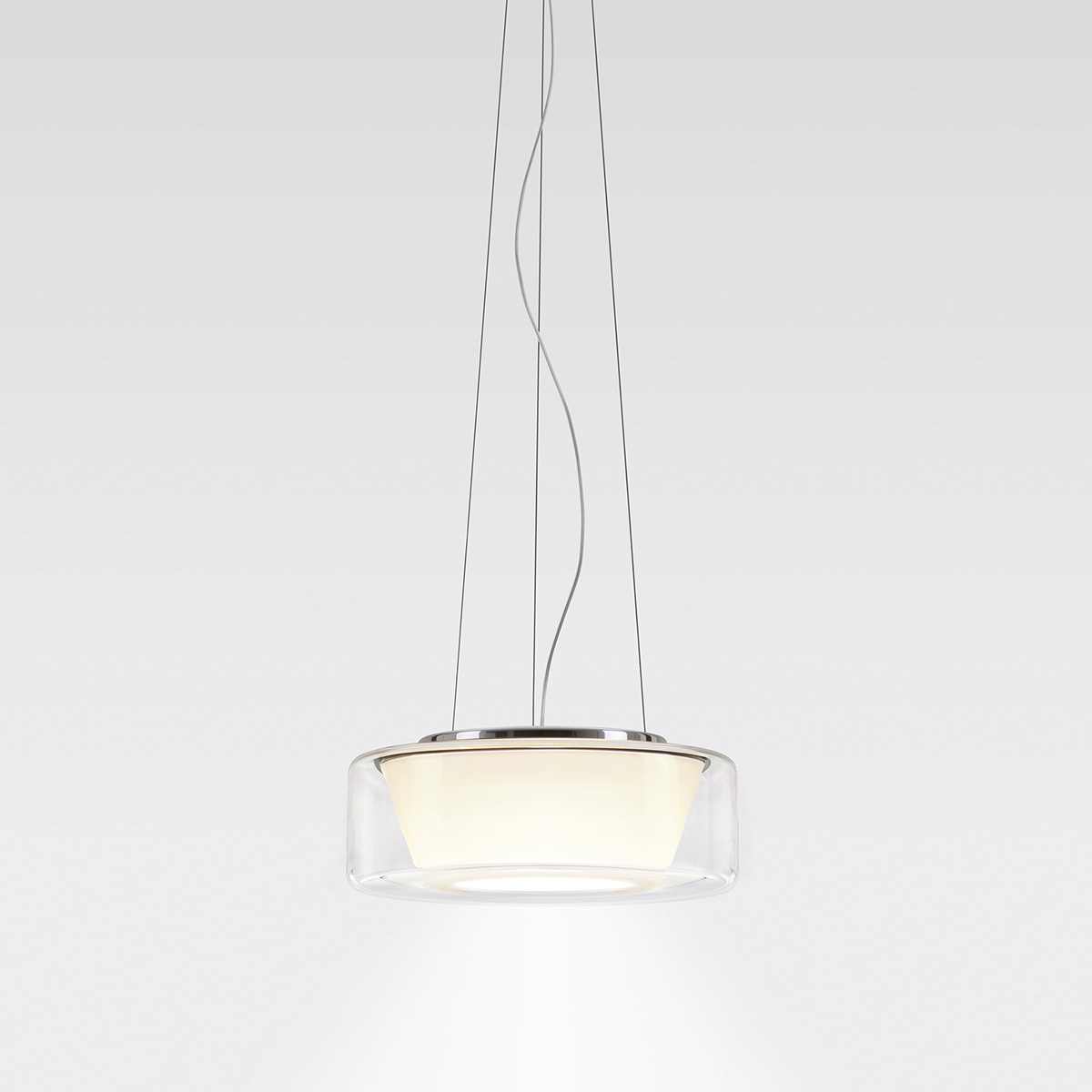 Serien.lighting Curling Suspension Rope S LED Pendelleuchte, 3000 K, Glas klar, Reflektor: konisch opal (©serien.lighting)