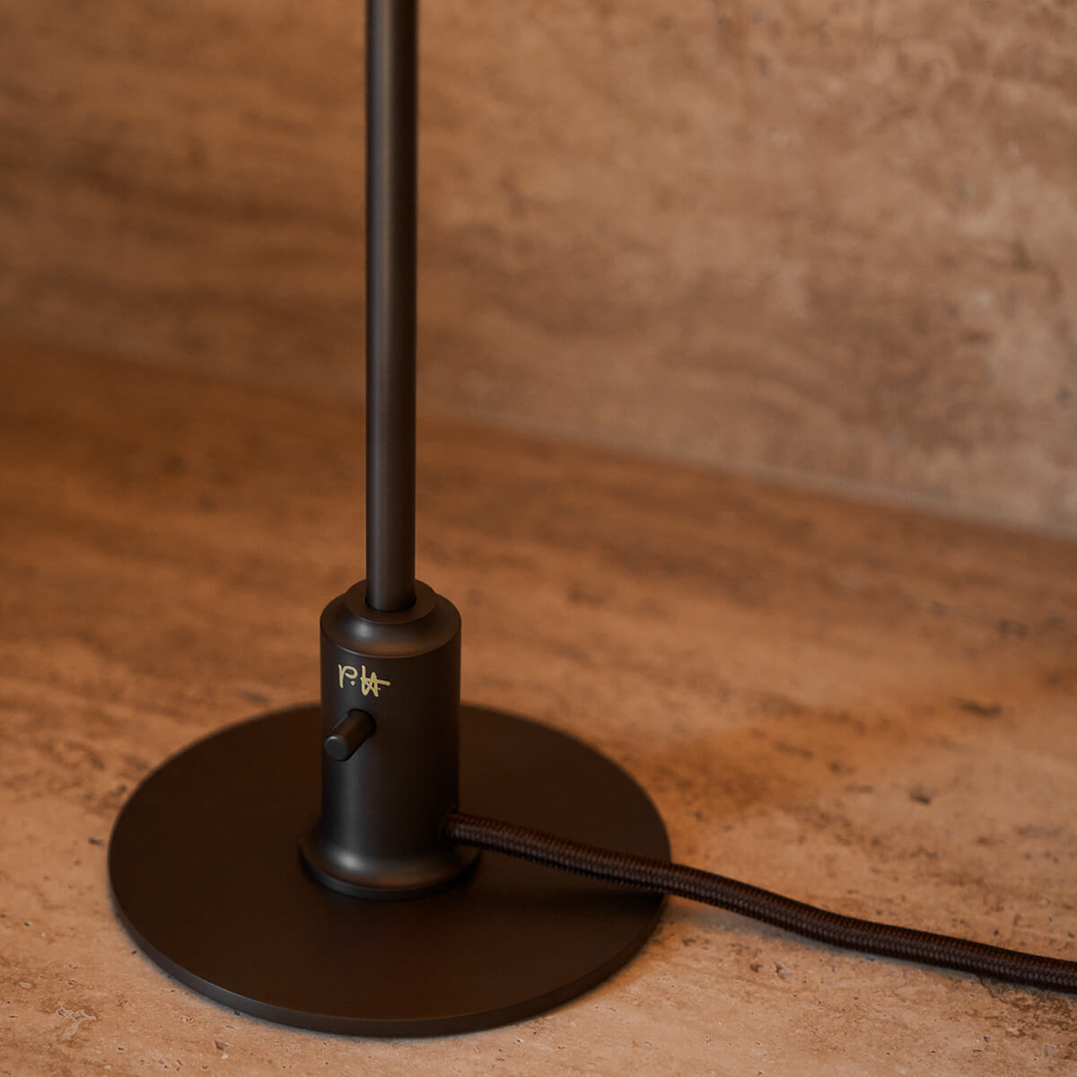 Louis Poulsen PH 2/1 Tischleuchte Limited Edition, Altmessing / Glas dusty terracotta