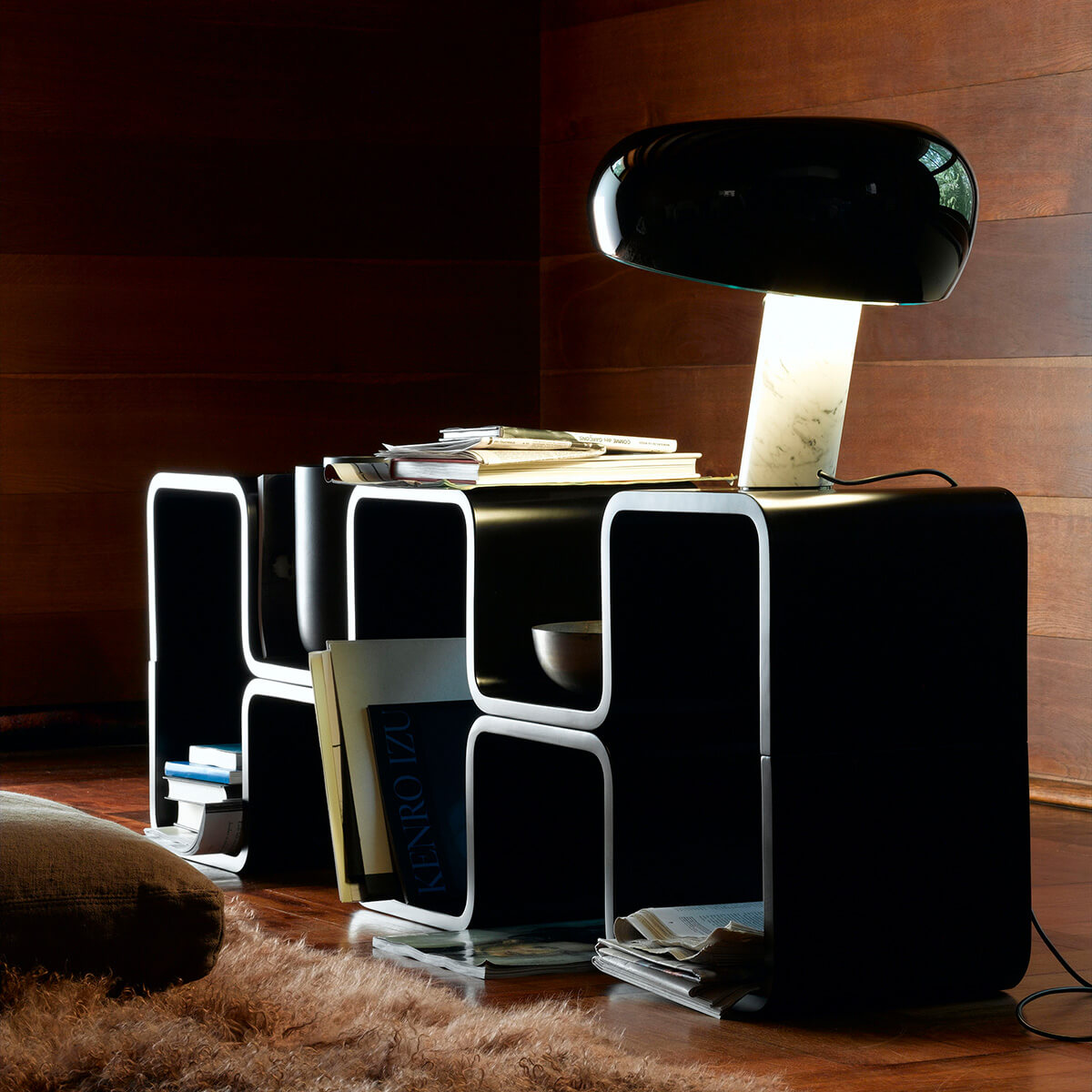 Flos Snoopy Tischleuchte, schwarz, Fuß: Marmor (©Gionata Xerra)