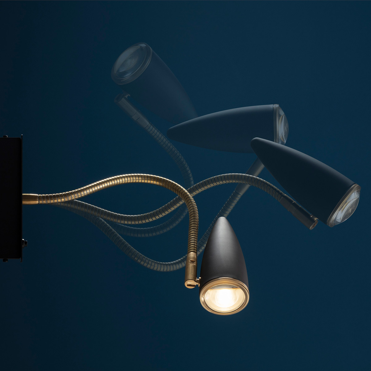 Catellani & Smith CicloItalia Flex W1 Wandleuchte, schwarz / Messing, beweglicher Flexarm (Foto: Nava-Rapacchietta)