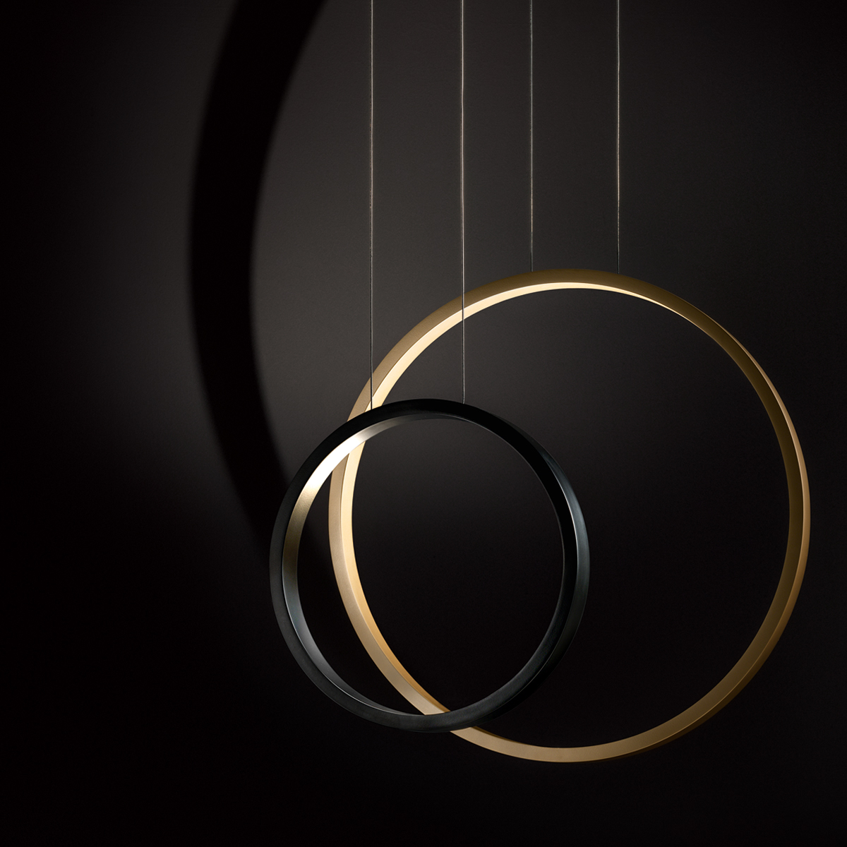Cini & Nils Assolo Sospesa, Ø: 43 cm, schwarz, und Ø: 70 cm, mattgold