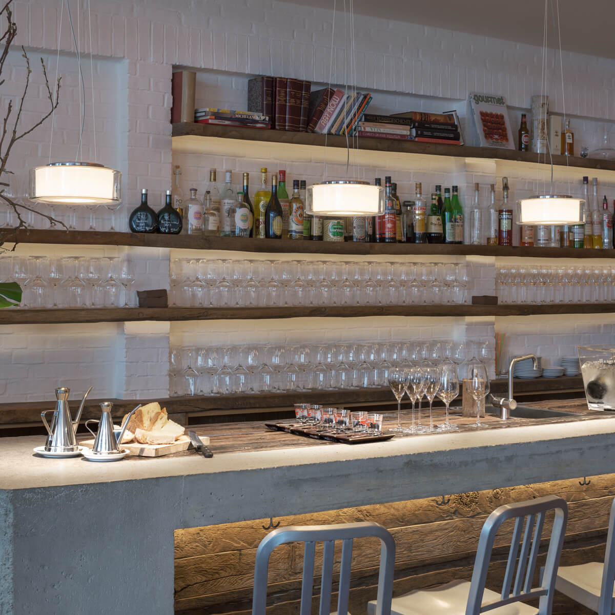 Serien.lighting Curling Suspension Rope M LED Pendelleuchte, Glas klar, Reflektor: zylindrisch opal (©Ingmar Kurth)