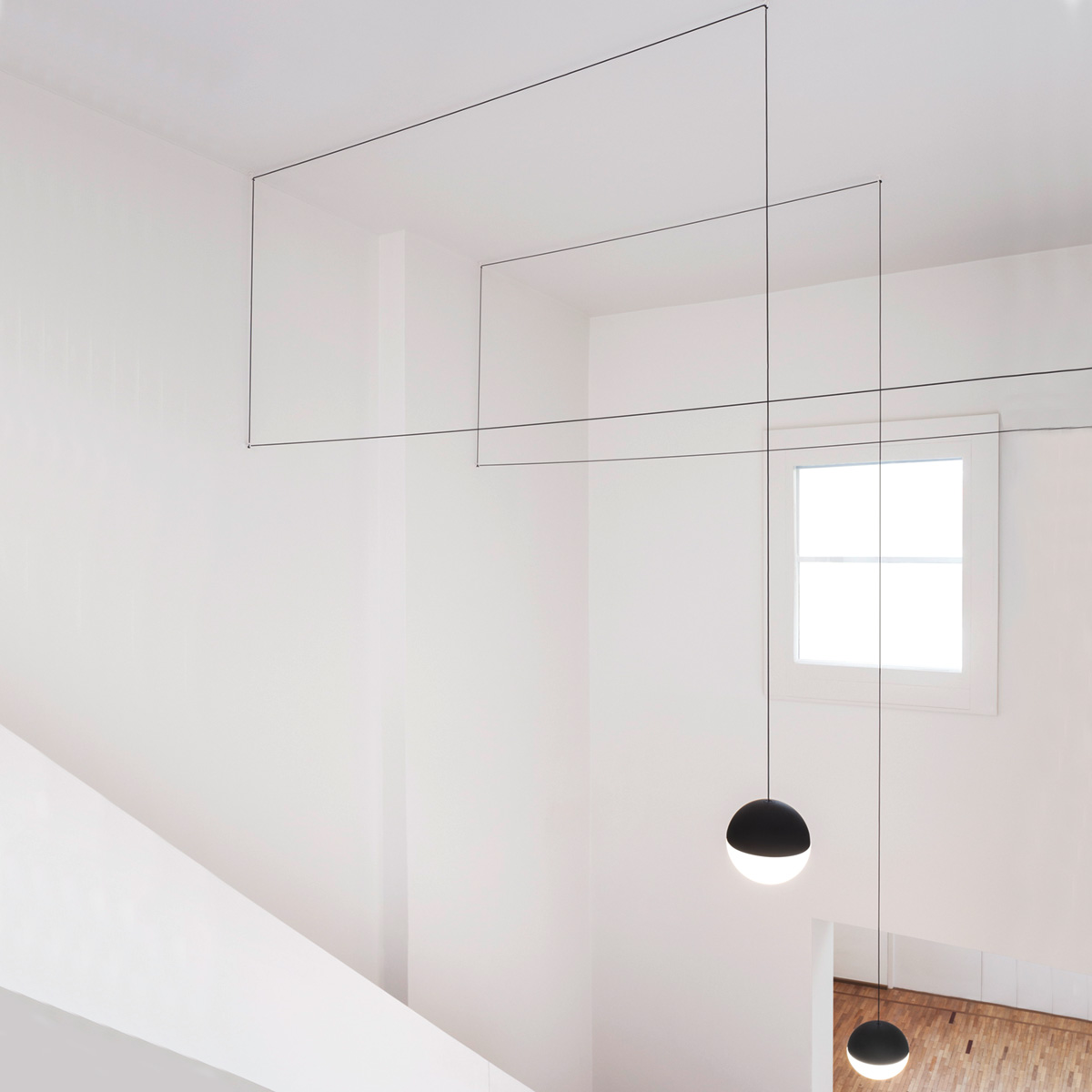 Flos String Light Sphere LED Pendelleuchte, schwarz, mit String Light Wand- / Deckenrosette, schwarz (als Zubehör erhältlich)