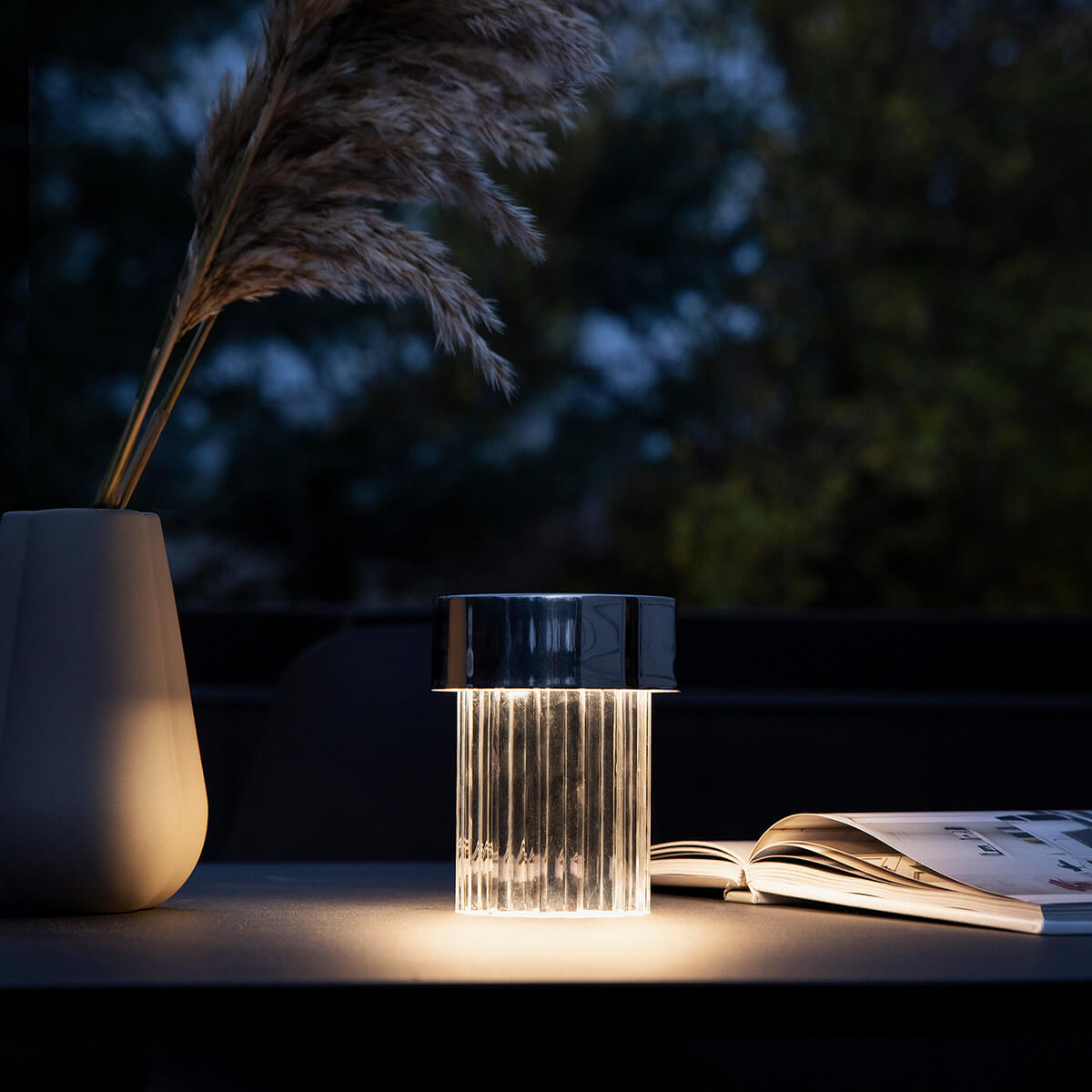 Flos Last Order Fluted LED Akkuleuchte, Stahl glänzend (©Phil Cohen)