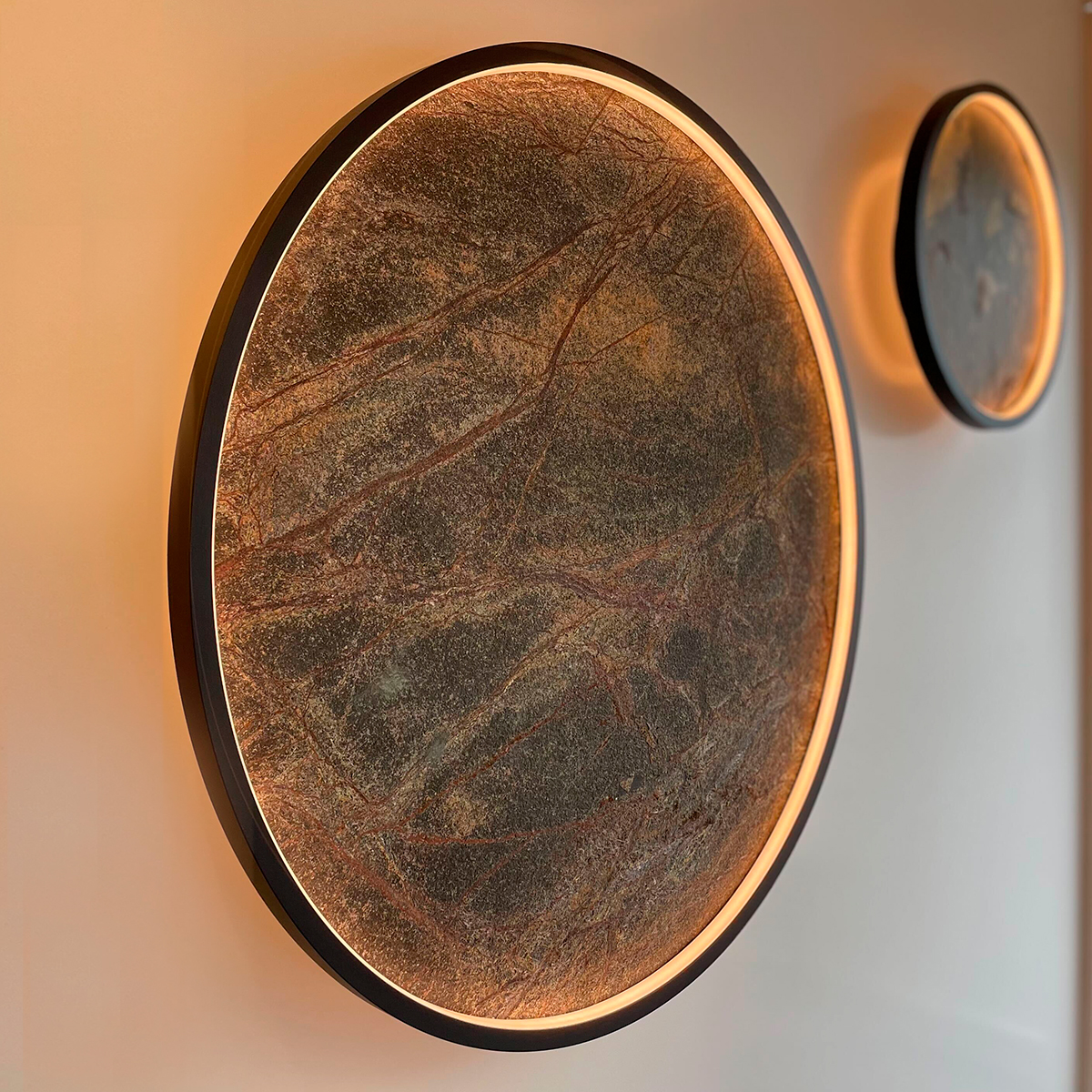 LupiaLicht Stone LED Wand- / Deckenleuchte, Ø: 61 cm in Grün und Ø: 32 cm Braun (©Leuchtenland.com)