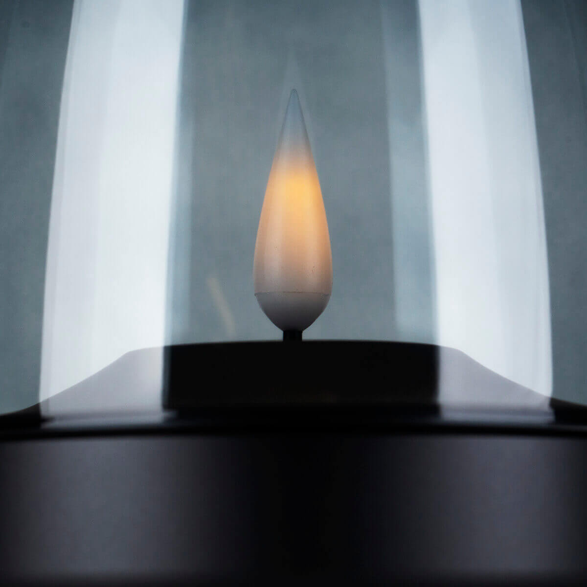 Kooduu Shine 2.0 LED-Kerze, silbergrau, mit dem Glow 10 Windlicht, rauchgrau (separat erhältlich) (©Leuchtenland.com)