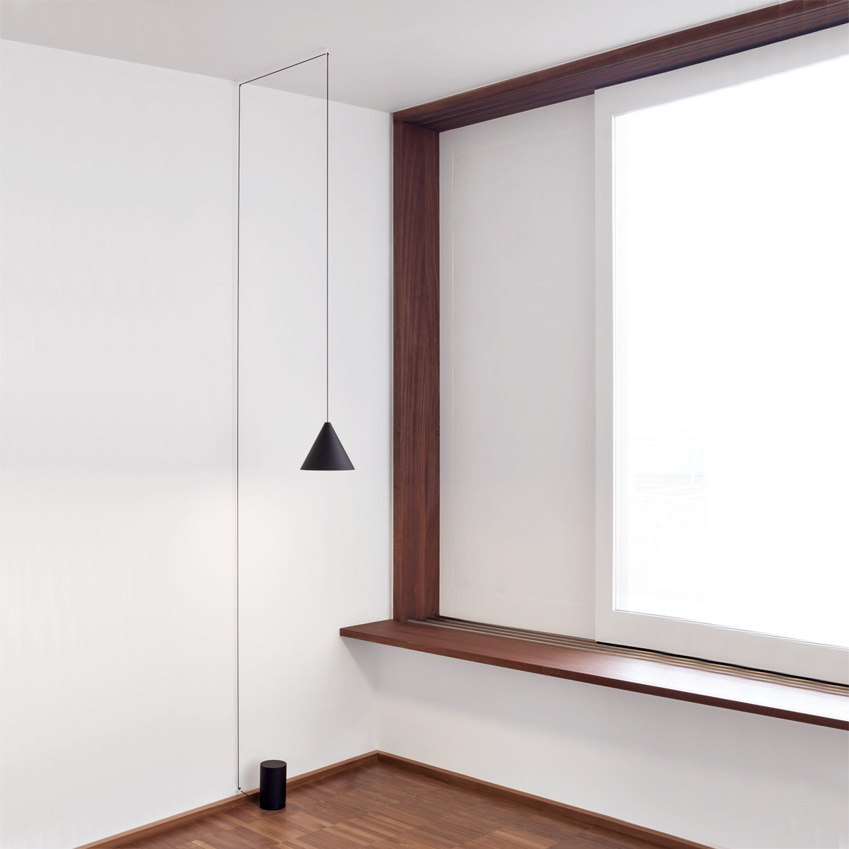 Flos String Light Cone LED Pendelleuchte, schwarz, mit String Light Fußschalter, schwarz (als Zubehör erhältlich) (©Frank Hülsbömer)