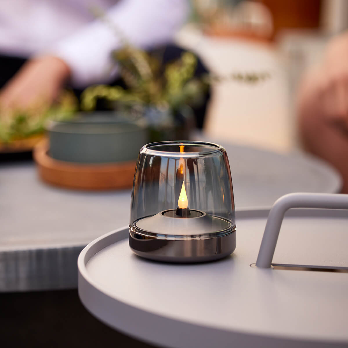 Kooduu Glow 10 Windlicht, rauchgrau, mit Kooduu Shine LED-Kerze (als Zubehör erhältlich)