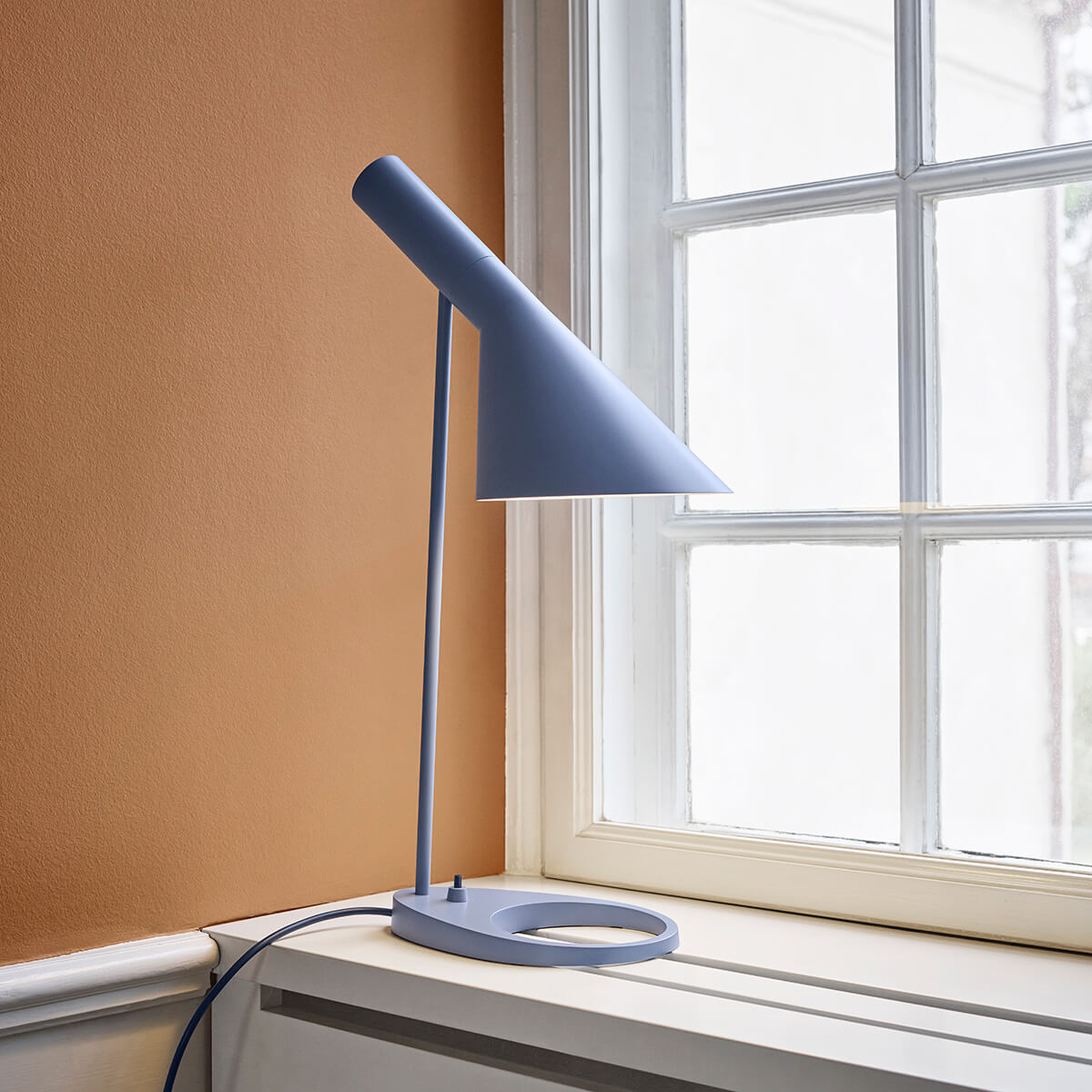 Louis Poulsen AJ Tischleuchte, Dusty blue