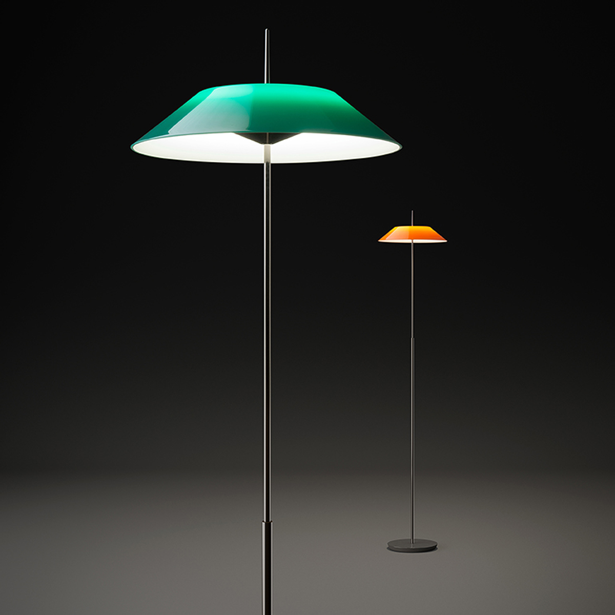 Vibia Mayfair 5510 Stehleuchte, Schirm: grün, und Vibia Mayfair 5510 Stehleuchte, Schirm: orange