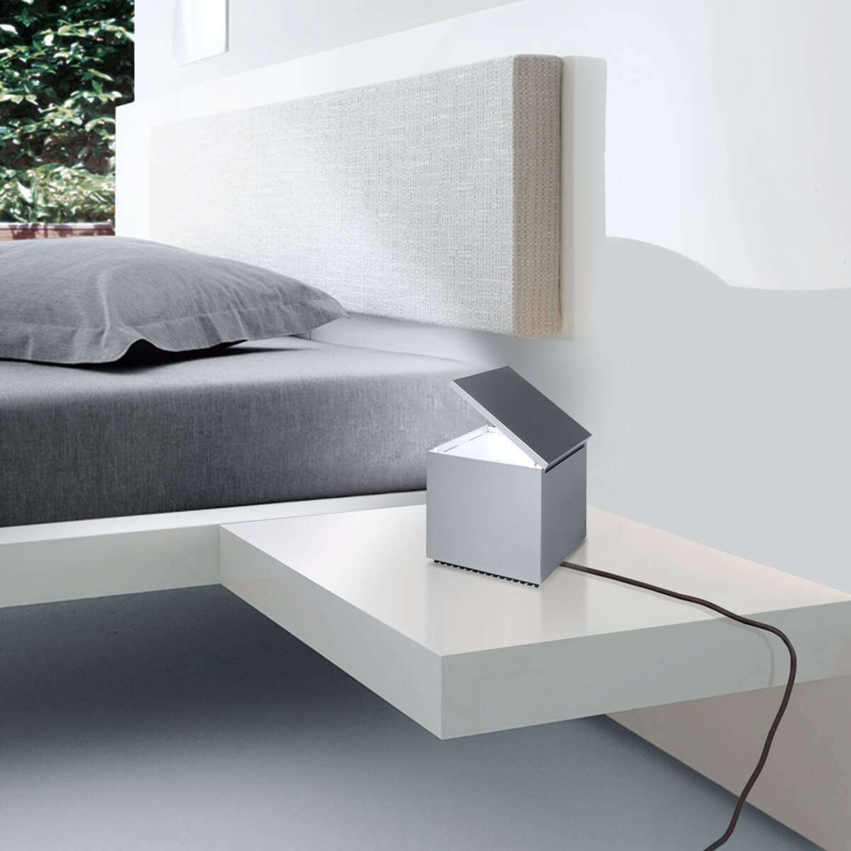 313-cini-und-nils-cuboluce-classic-tavolo-tischleuchte-288-silber-ambiente-2-1200x1200 Cini & Nils Cuboluce classic Tavolo, Silber