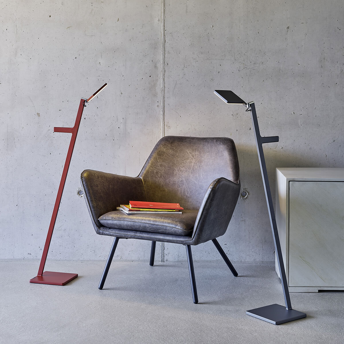 Nimbus Roxxane Leggera 101 CL LED Akkustehleuchte, rubinrot und graphitgrau matt (©Nimbus Group/Jürgen Pollak)