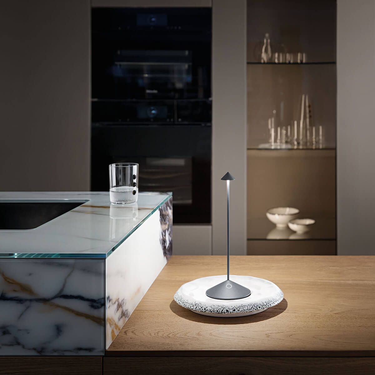 Zafferano AiLati Pina Pro LED Akkuleuchte, dunkelgrau, mit Pina Keramikschale, weiß / schwarz (als Zubehör erhältlich)