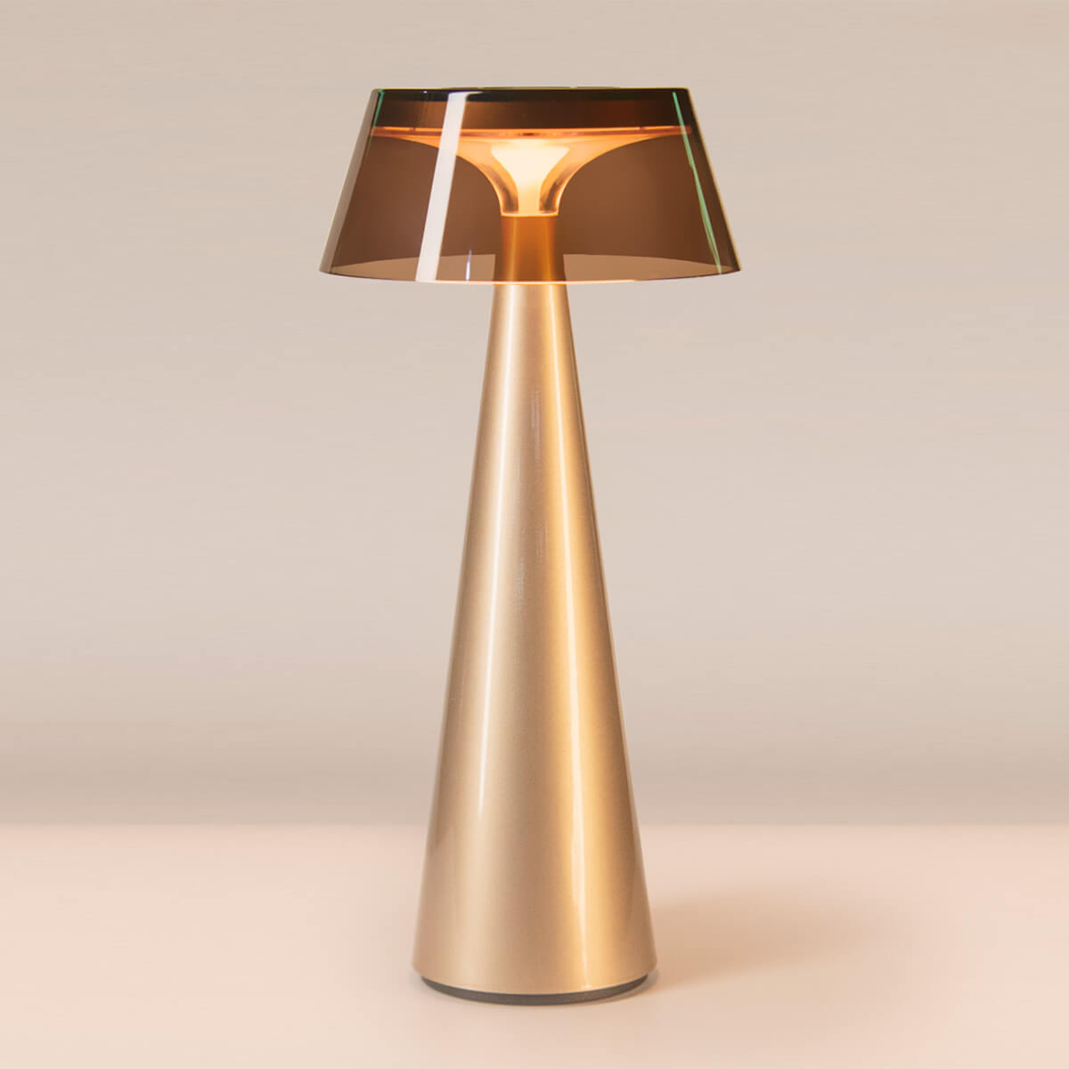 Mobilux SunGlow LED Akkuleuchte mit Leuchtenschirm, champagnergold / smokey champagner
