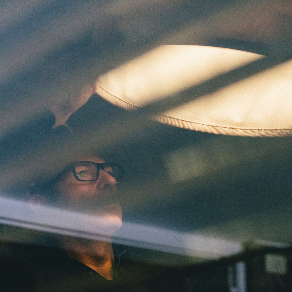 Designer Joan Gaspar beim Entwurf der Marset Jaima LED Leuchtenkollektion