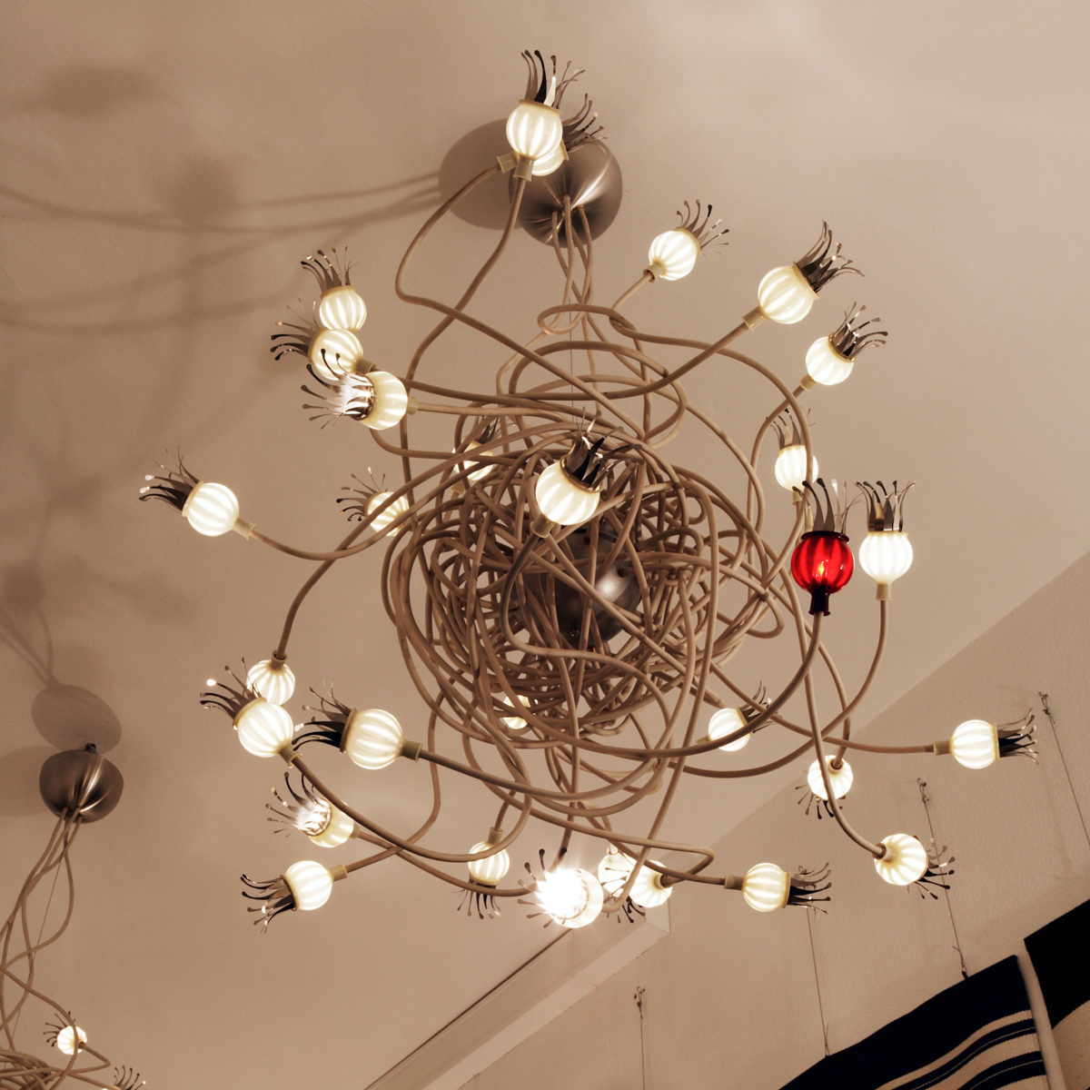 Serien.lighting Poppy Suspension Pendelleuchte, Schirme: Keramik, Arme: beige