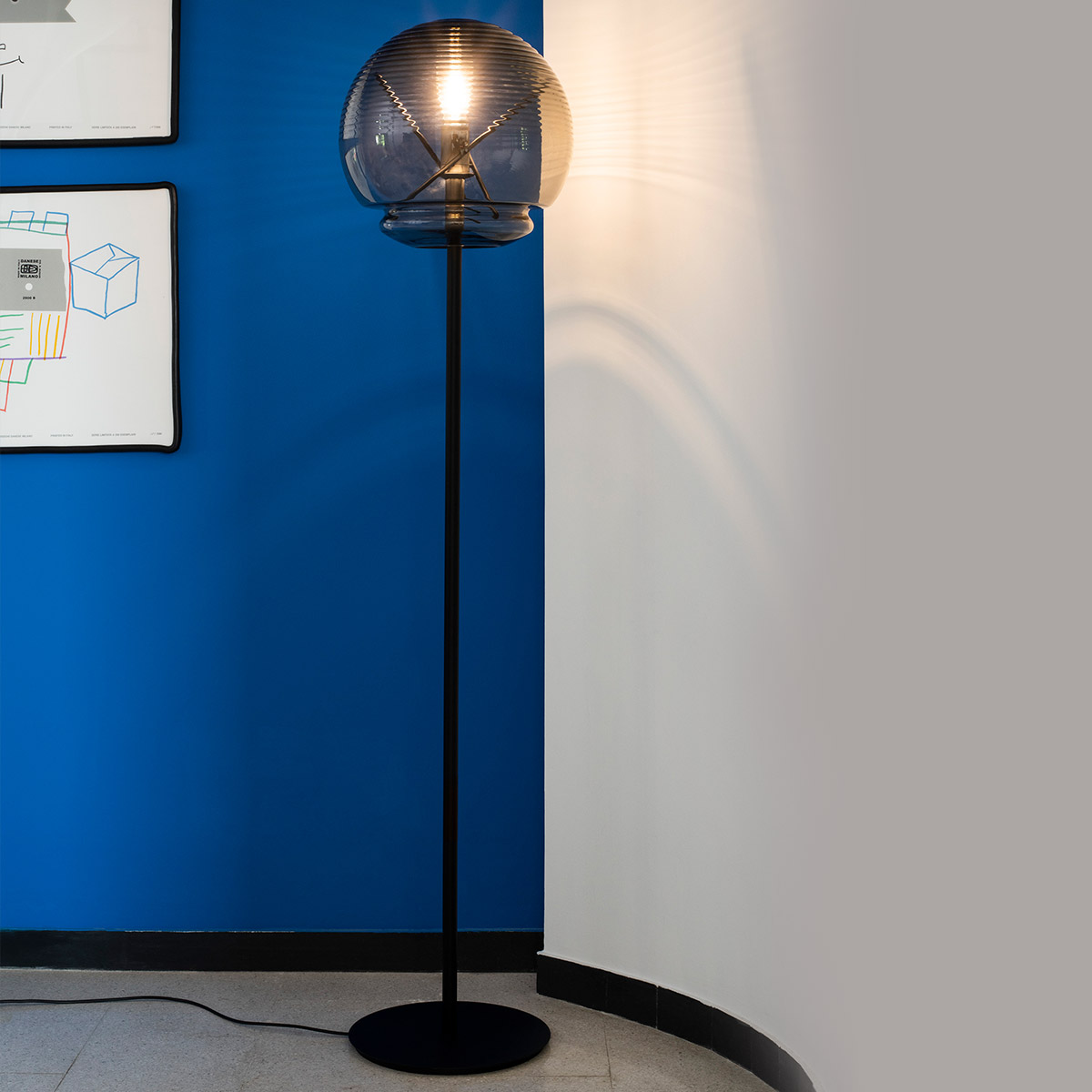 Artemide Vitruvio Terra, Struktur: schwarz, Schirm: rauchgrau