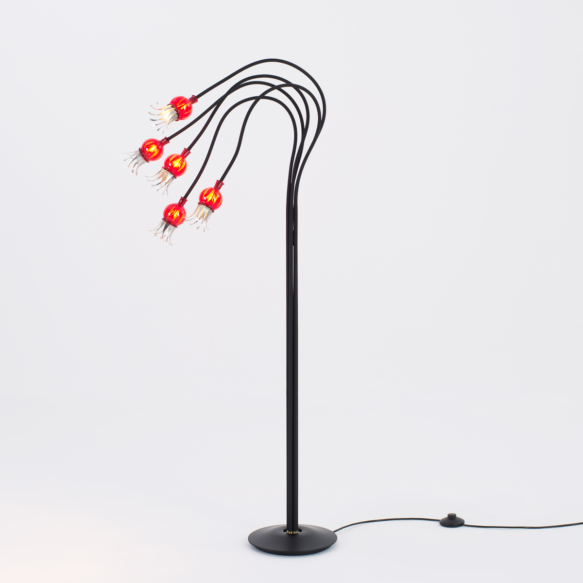 Serien.lighting Poppy Floor 5 Stehleuchte, Schirme: rubinrot, Arme: schwarz