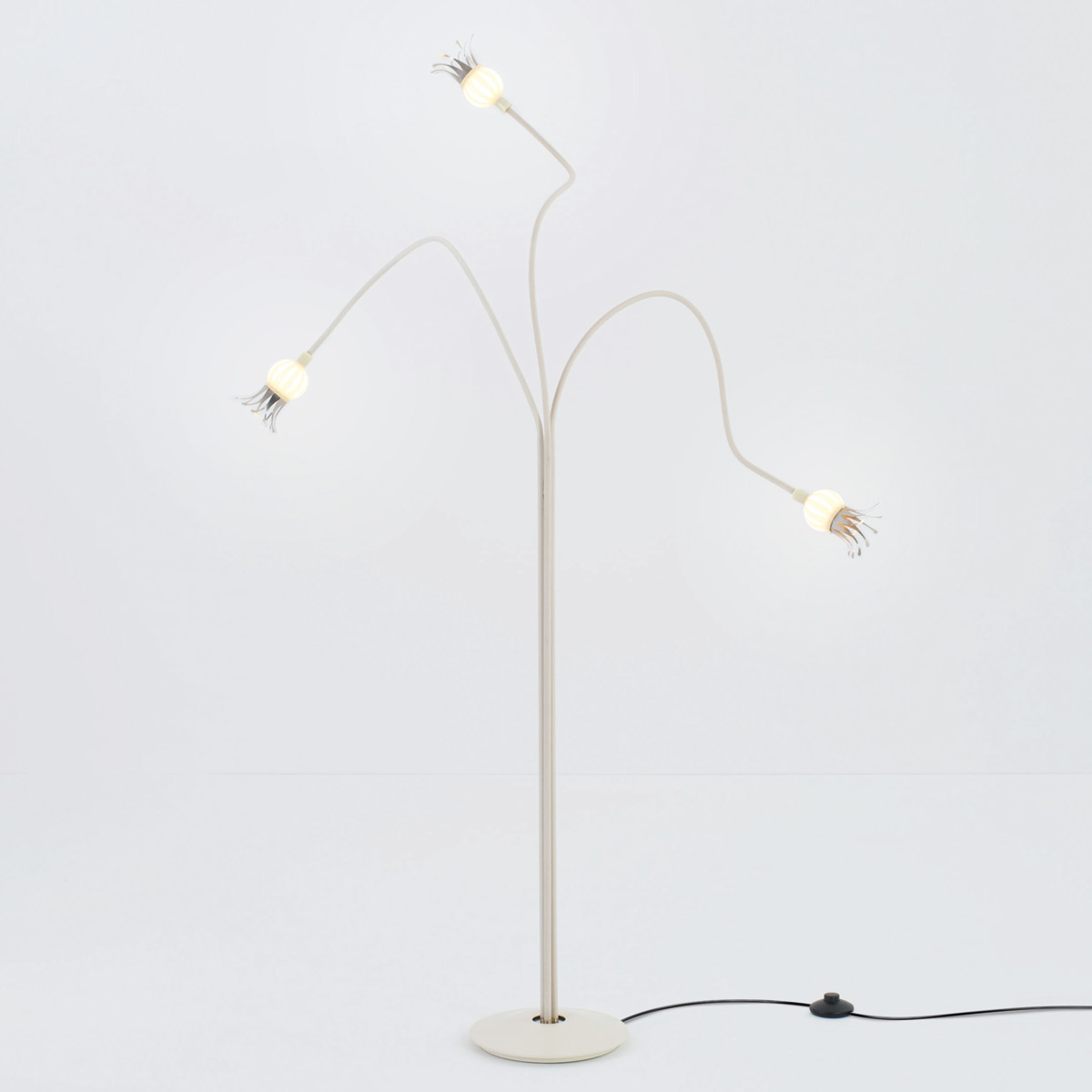 Serien.lighting Poppy Floor 3 Stehleuchte, Schirme: Keramik, Arme: beige