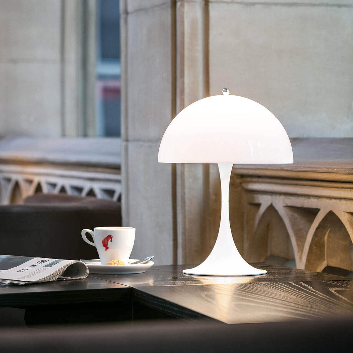 Louis Poulsen Panthella 400 Tischleuchte, Acryl opalweiß – Design by Verner Panton