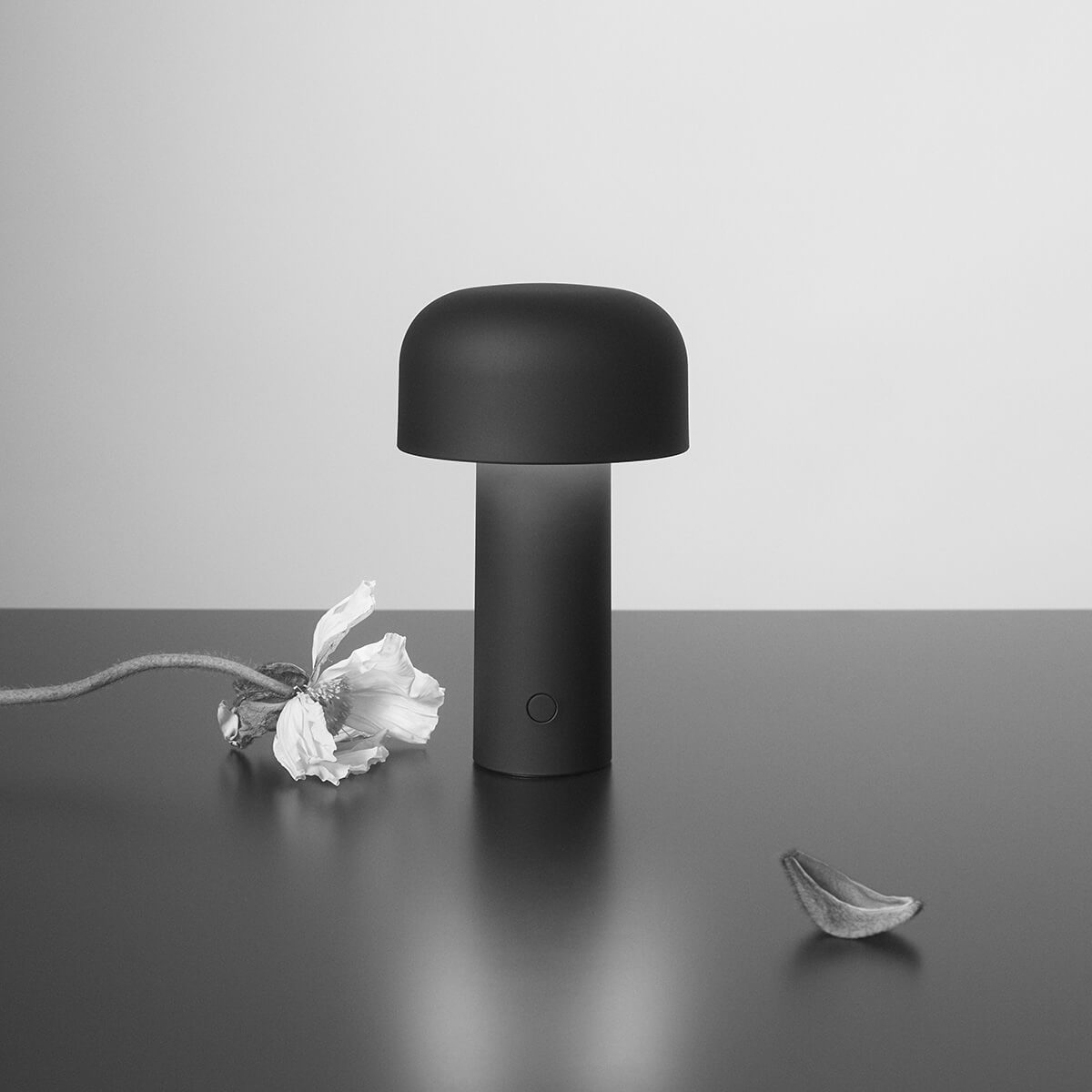 Flos Bellhop Battery LED Akkuleuchte, schwarz matt (©Ambra Crociani)