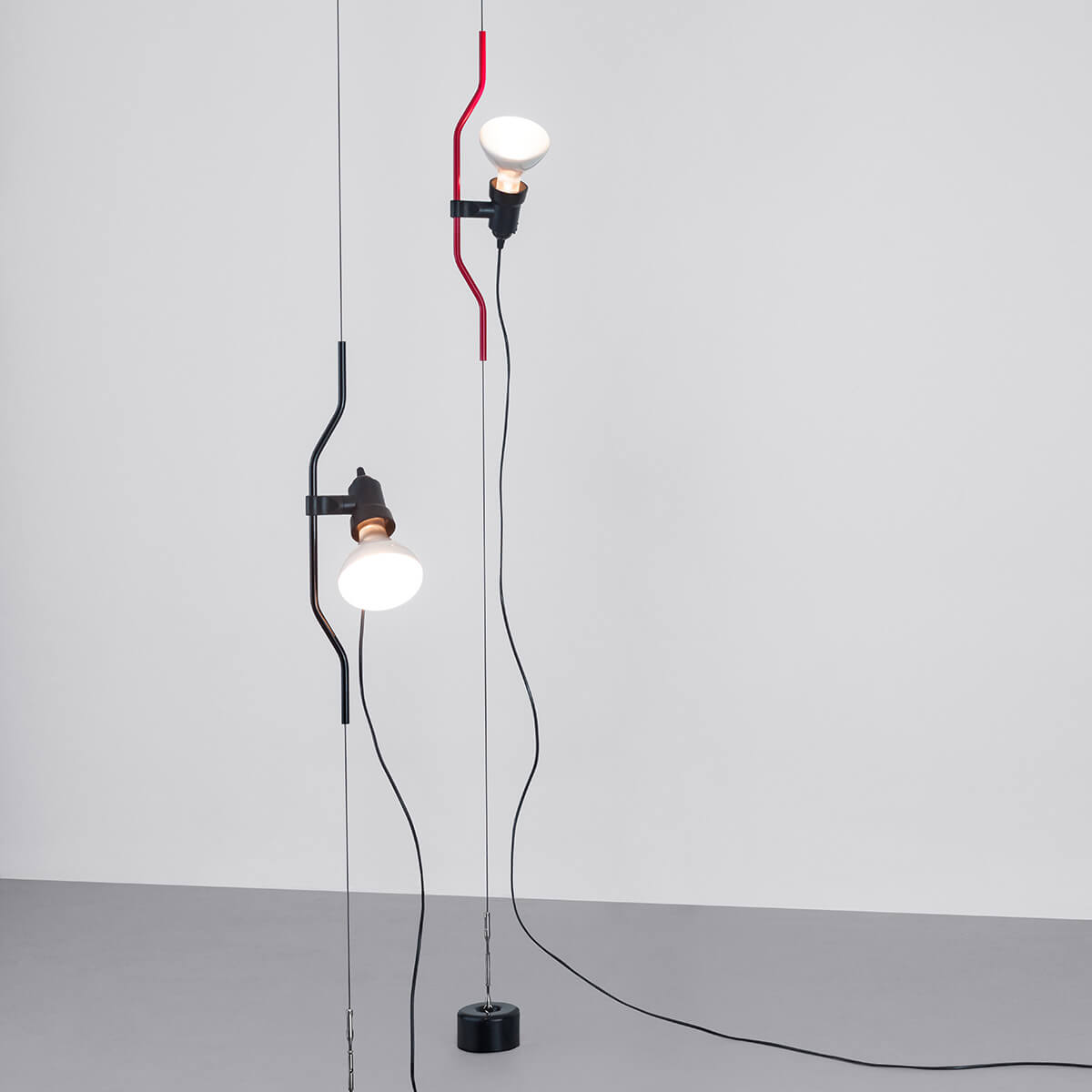 Flos Parentesi Pendelleuchte, schwarz und rot (©Frank Hülsbömer)