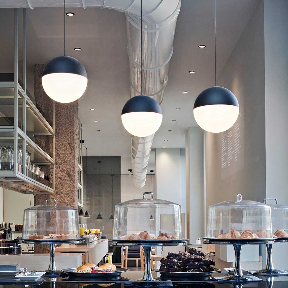 189-flos-string-light-sphere-head-blau-ambiente-c-germano-borrelli-1200x1200 Flos String Light Sphere LED Pendelleuchte, App Control, blau (©Germano Borrelli)