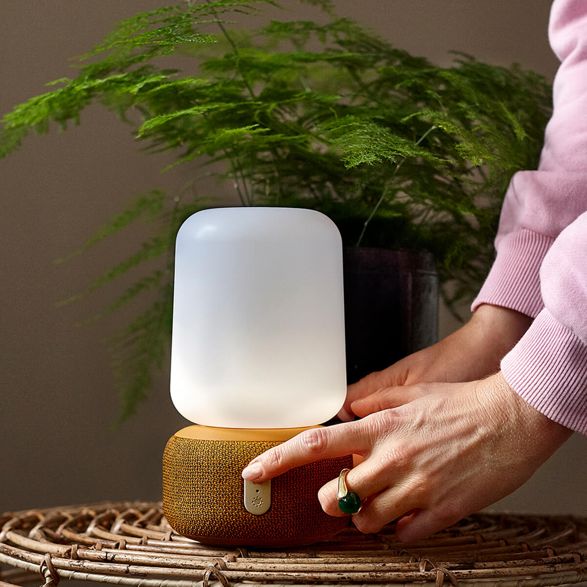 453-kreafunk-aloomi-led-akkuleuchte-bluetooth-lautsprecher-18755-orange-ambiente-2-1200x1200 Kreafunk aLOOMI LED Akkuleuchte & Bluetooth Lautsprecher, orange