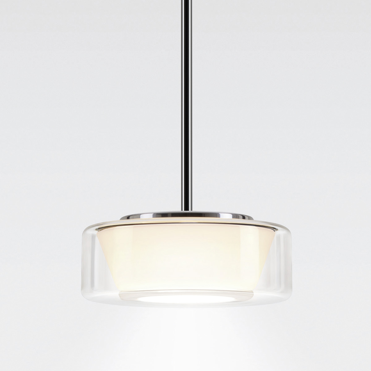 Serien.lighting Curling Suspension Tube L LED Pendelleuchte, Glas klar, Reflektor: konisch opal (©serien.lighting)