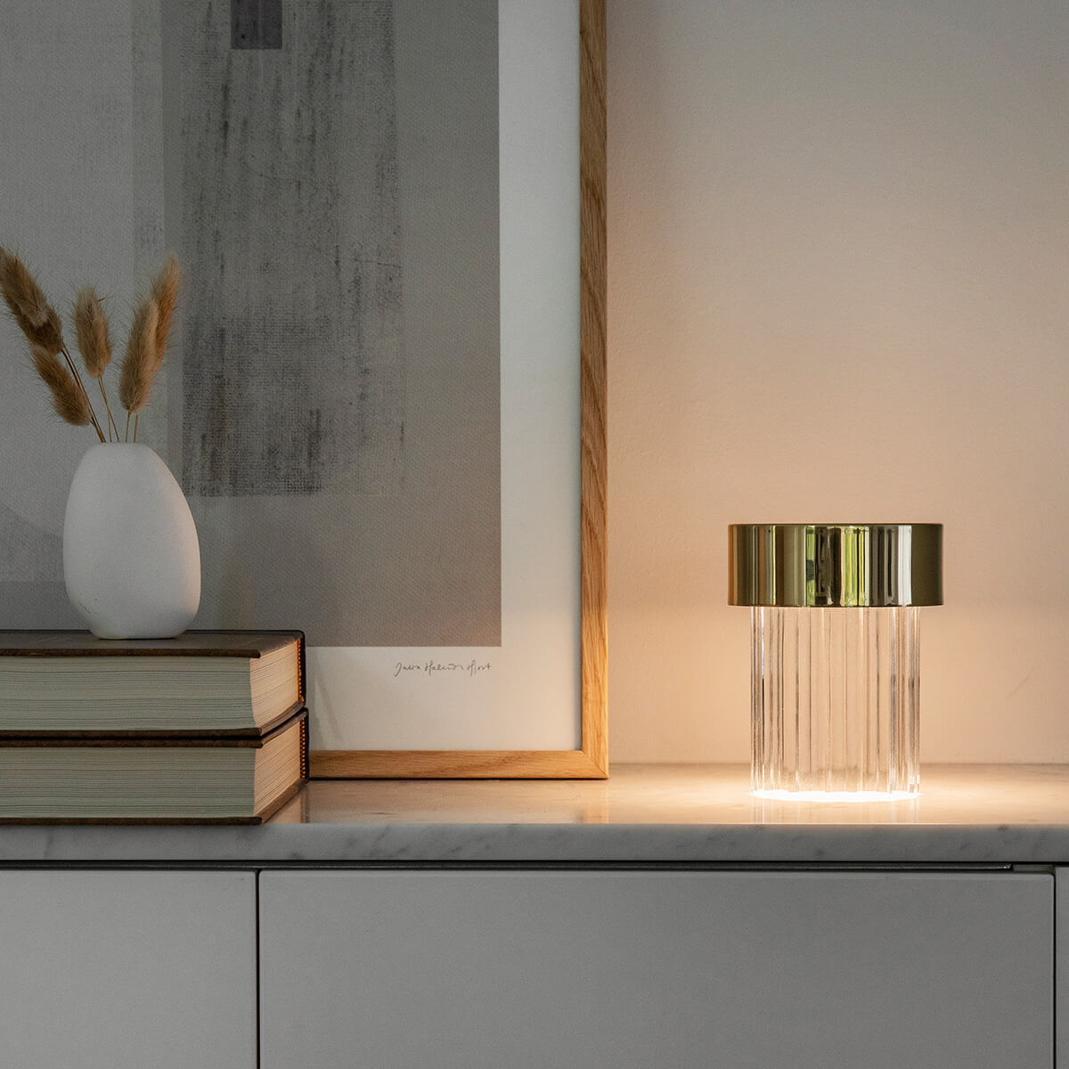 Flos Last Order Fluted LED Akkuleuchte, Messing glänzend (©Phil Cohen)