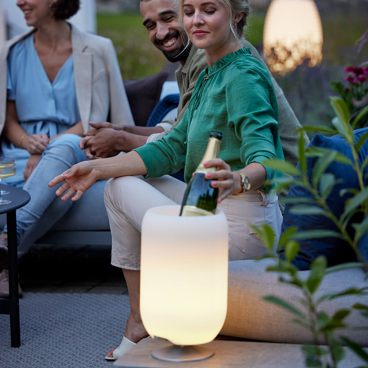 Kooduu Atmos LED Akkuleuchte, Bluetooth Lautsprecher & Weinkühler, Aluminium gebürstet
