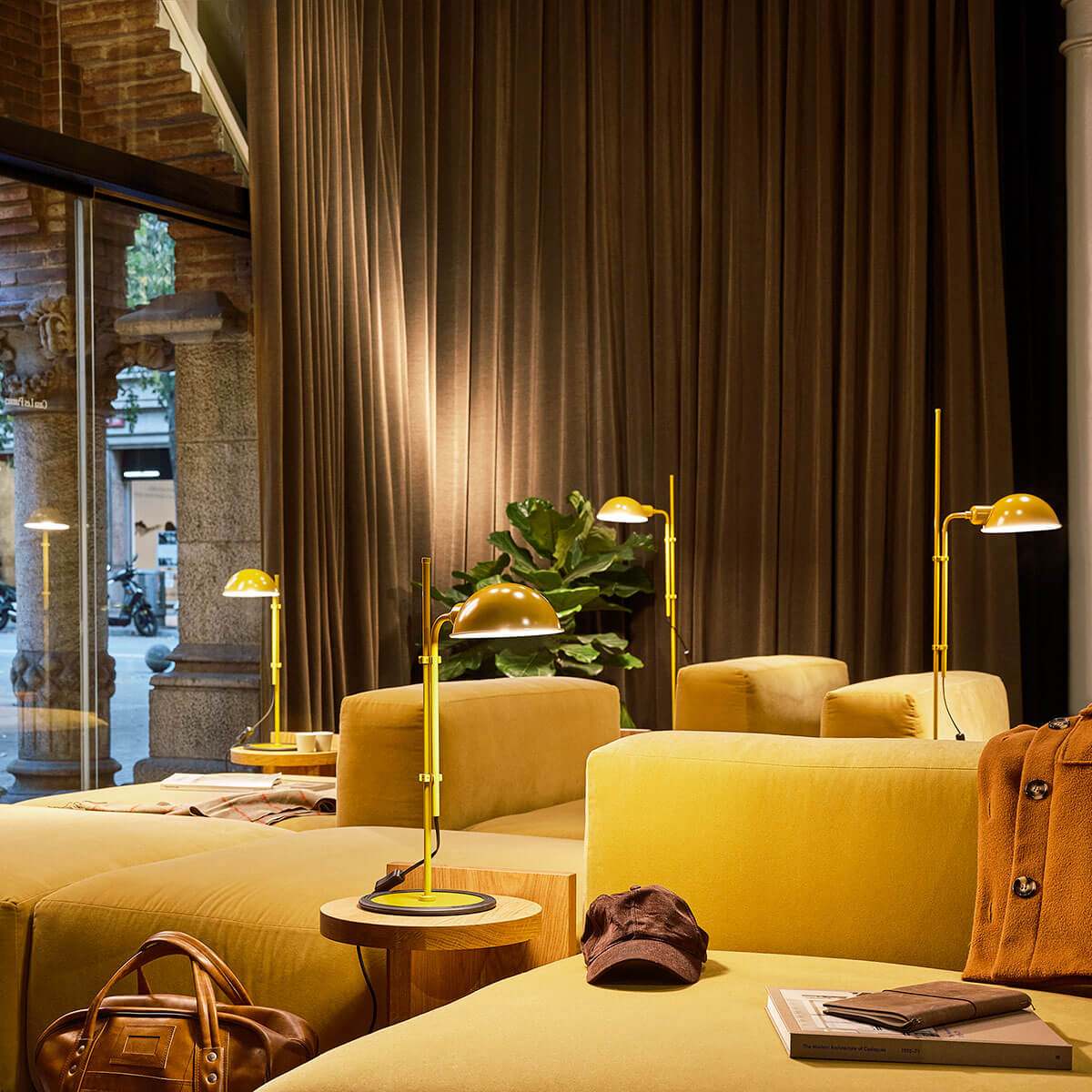 Marset Funiculí Stehleuchte, senfgelb, und Marset Funiculí S Tischleuchte, senfgelb