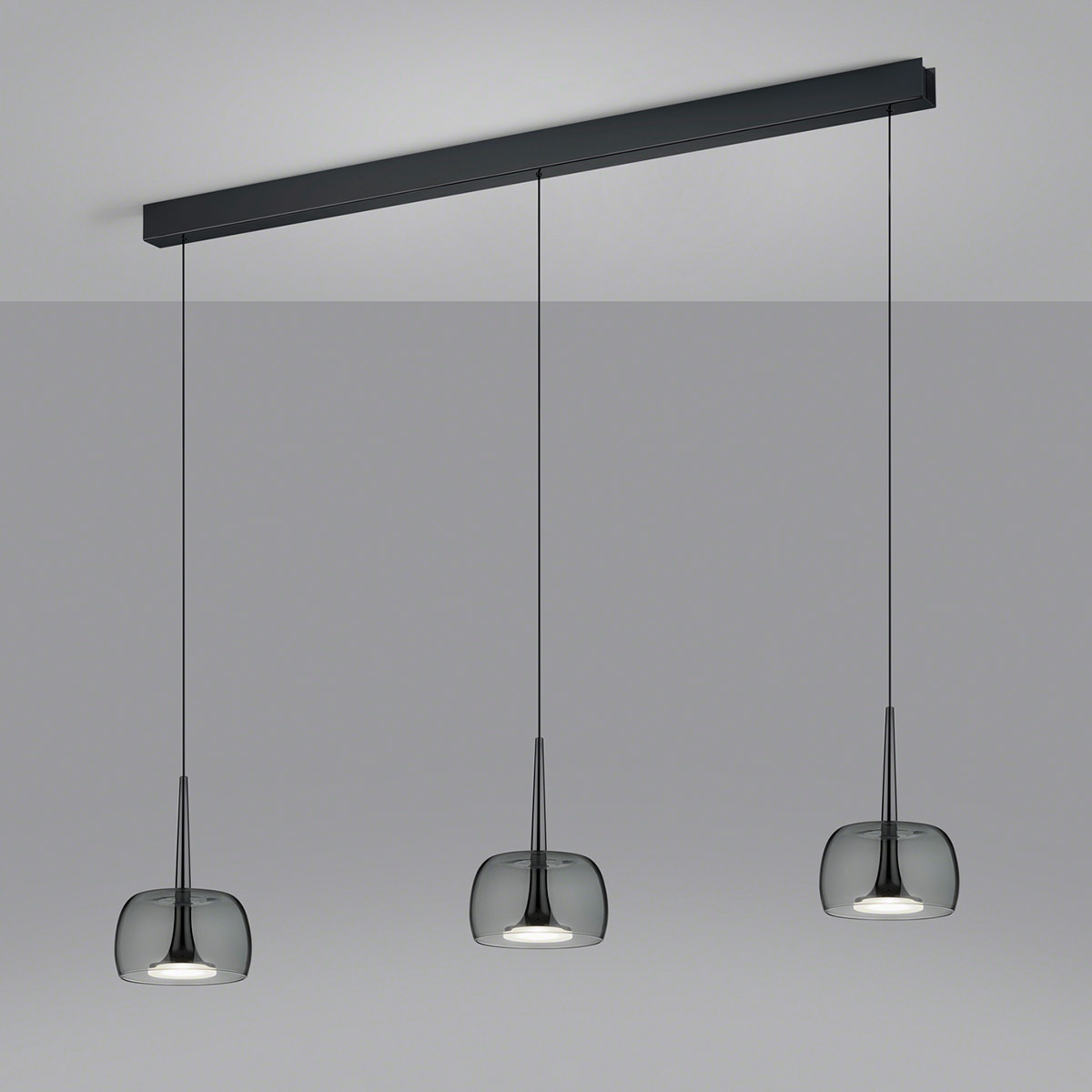 Helestra Flute LED Pendelleuchte, 3-flg., schwarzchrom, Glasschirme: grau