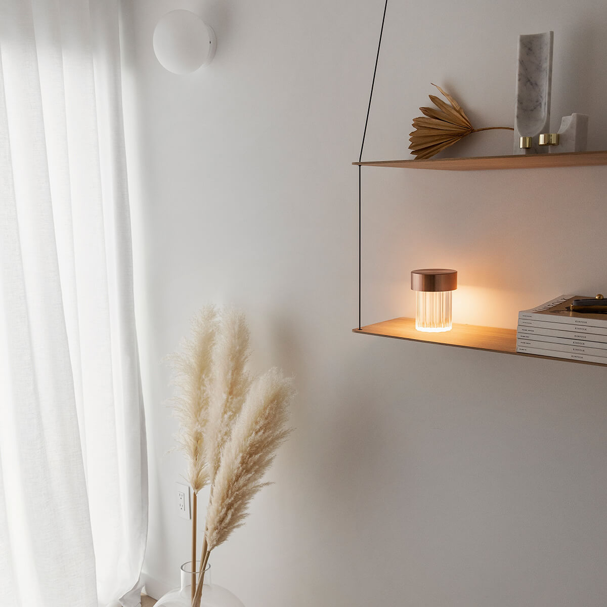 Flos Last Order Fluted LED Akkuleuchte, Satin Kupfer (©Phil Cohen)