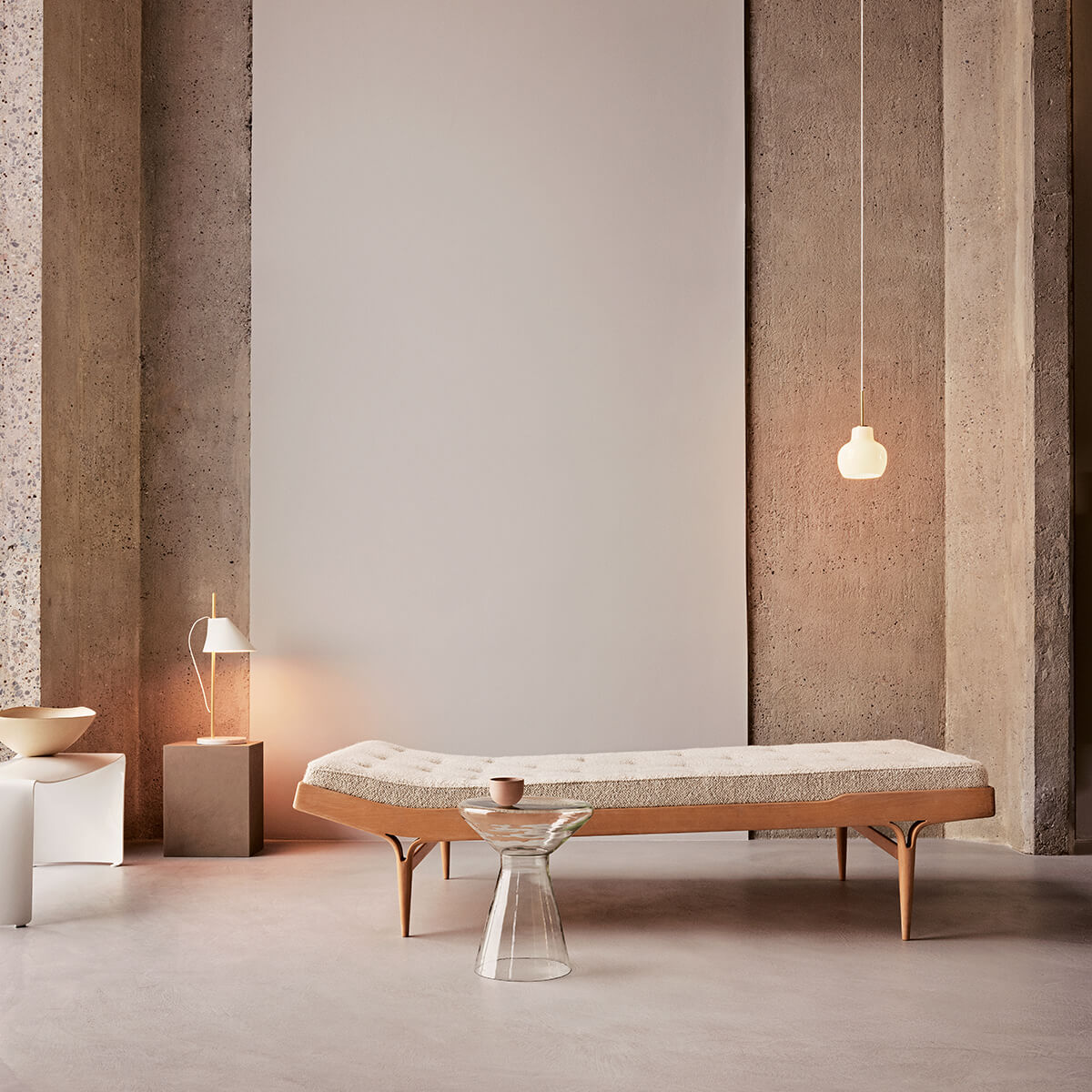 Louis Poulsen Yuh Brass LED Tischleuchte, Messing, Fuß: Marmor weiß