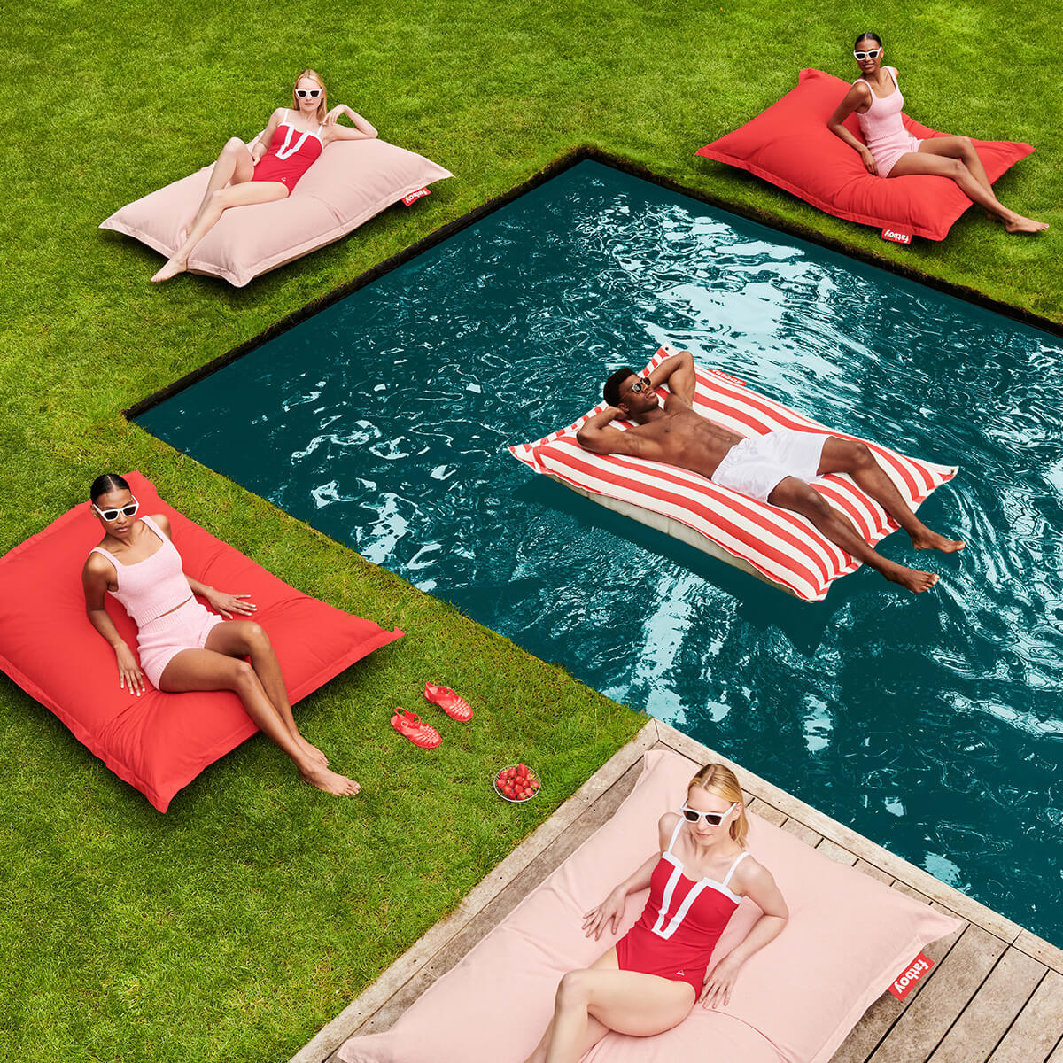 Fatboy Original Outdoor Sitzsack, rot und Blossom (rosa), und der Original Floatzac Sitzsack & Luftmatratze, rot gestreift