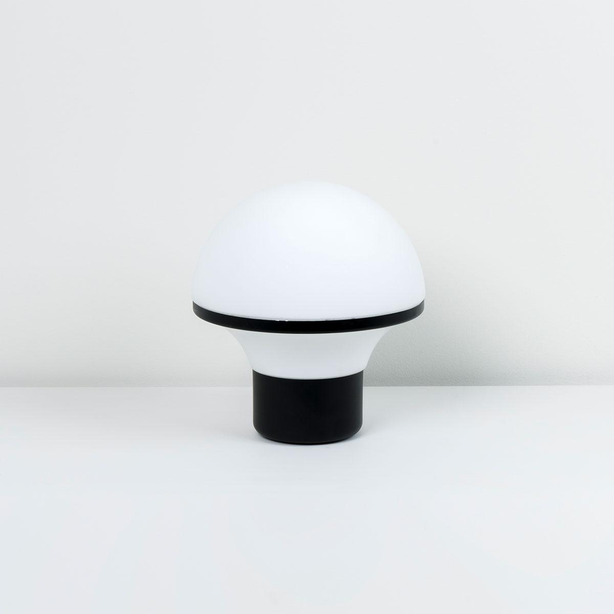 Milan Geyser Tischleuchte, Ø: 25 cm, schwarz matt / Opalglas satiniert