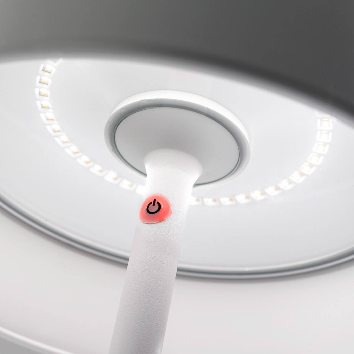 Zafferano AiLati Poldina XXL Pro LED Akkutisch- / Stehleuchte, weiß, Ladeprozessanzeige via roter LED