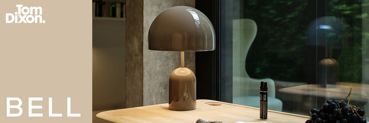 Tom Dixon Bell Akkuleuchte auf Beistelltisch in modernem Wohnraum