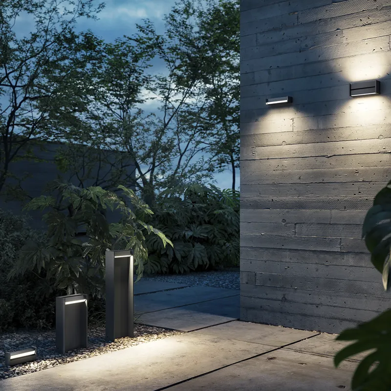 Moderne Außenleuchten für Garten, Terrasse und Hauswand bei Nacht