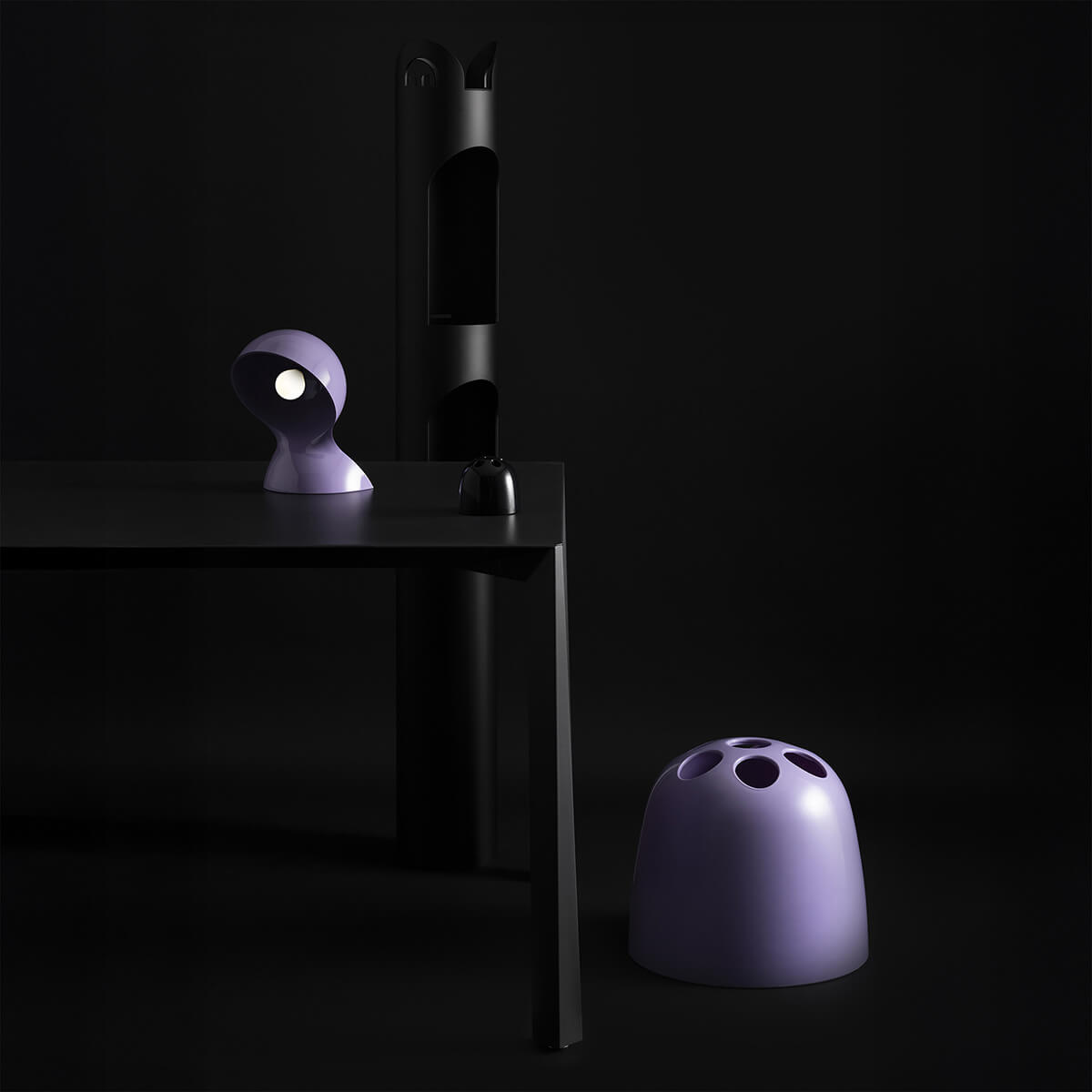 Artemide Dalù Tavolo, Lavender (fliederfarben), und Artemide Dedalo Schirmständer